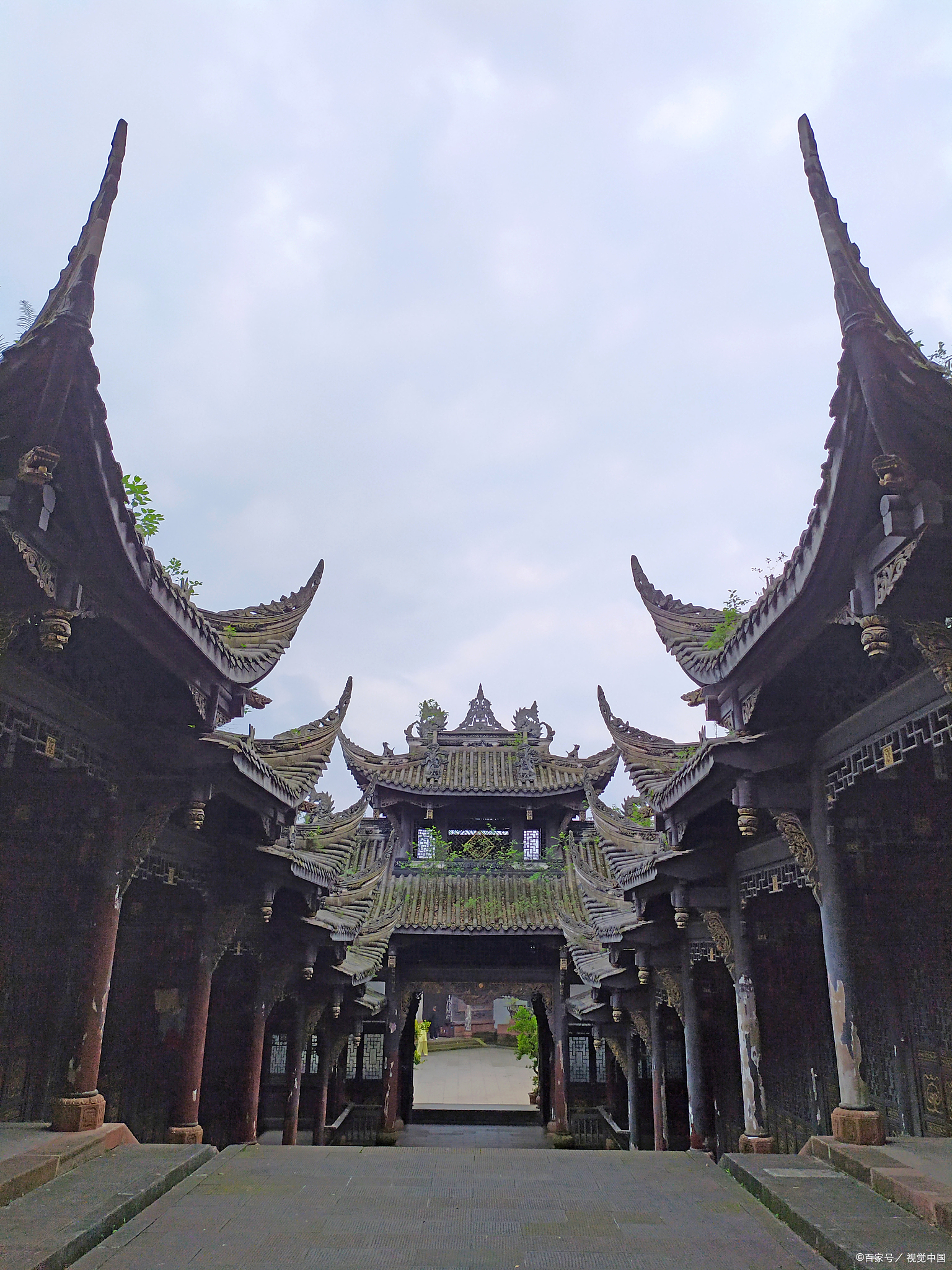 位于中国四川省泸州市叙永县的春秋祠,是一座融合了历史文化和自然