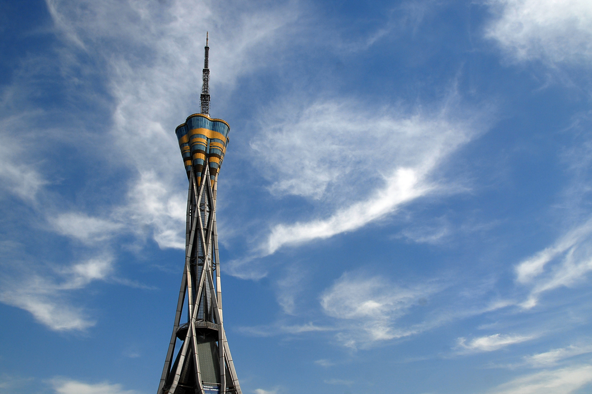 郑州中原福塔是一个标志性的建筑,位于河南省郑州市管城回族区,高度