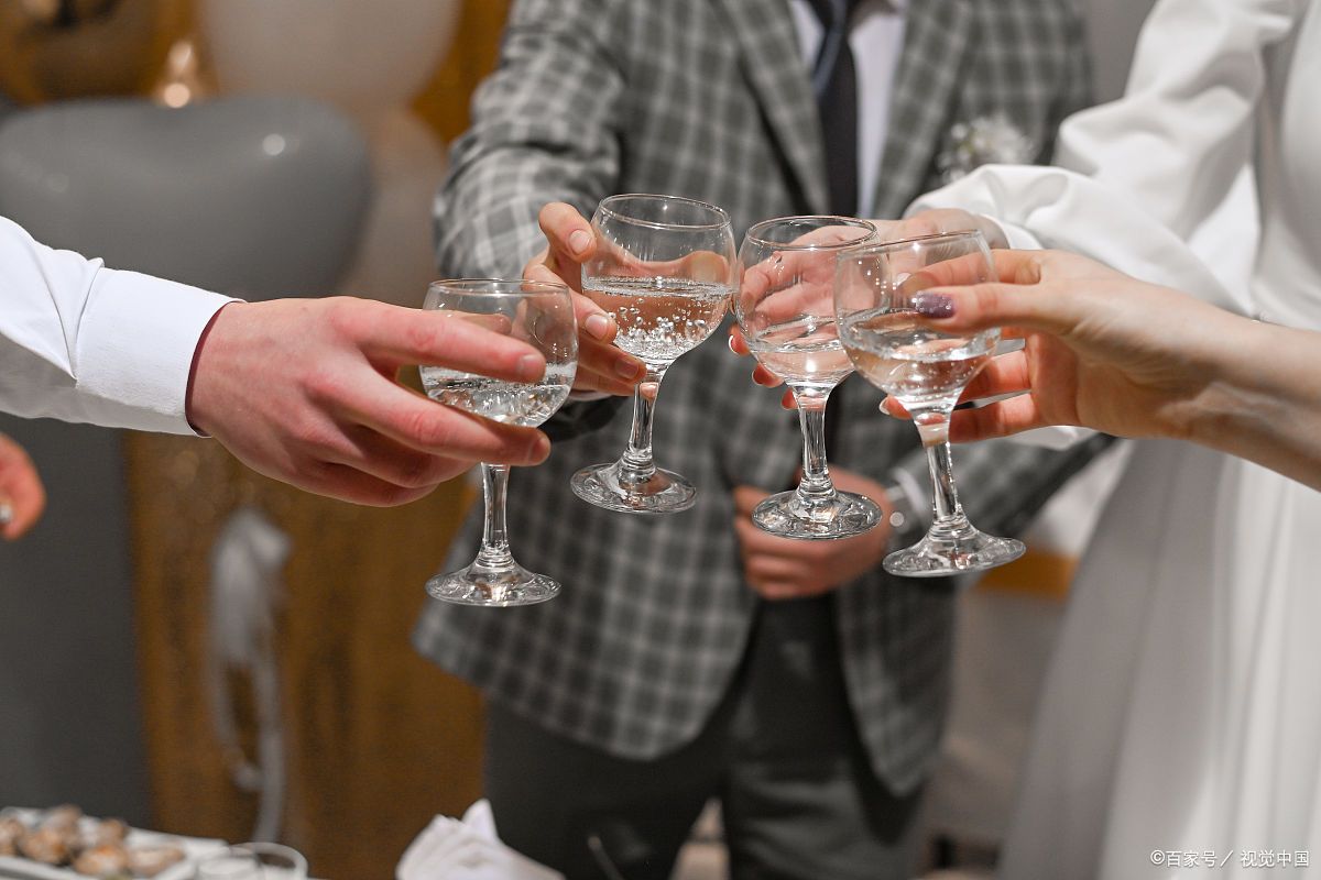 一个作家,老蒋,回到老家,几个中学同学给他接风