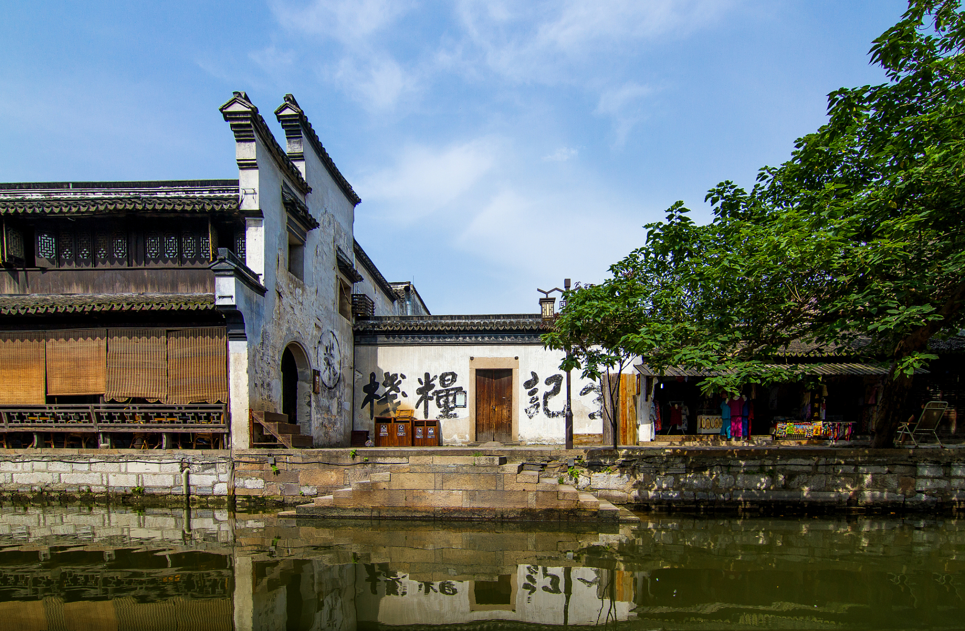 位于杭州西湖区的"画外桐坞"村,以其独特的艺术氛围吸引着游客的目光.