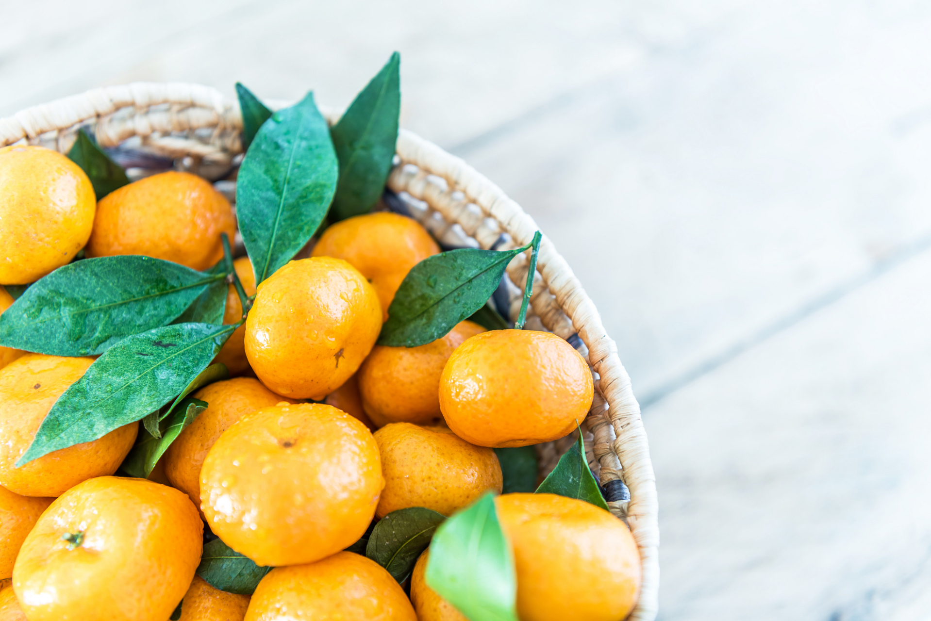 橘子是一种营养丰富的水果,它含有多种维生素和矿物质,如维生素c