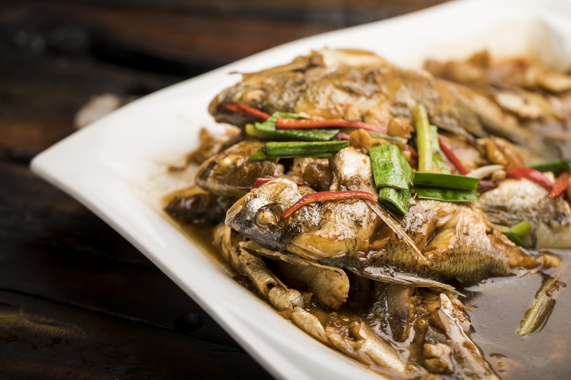 在北塘海鲜菜谱里,你经常能看到梭鱼酱,蚶子卤,酱墨斗,家常熬鱼等,这