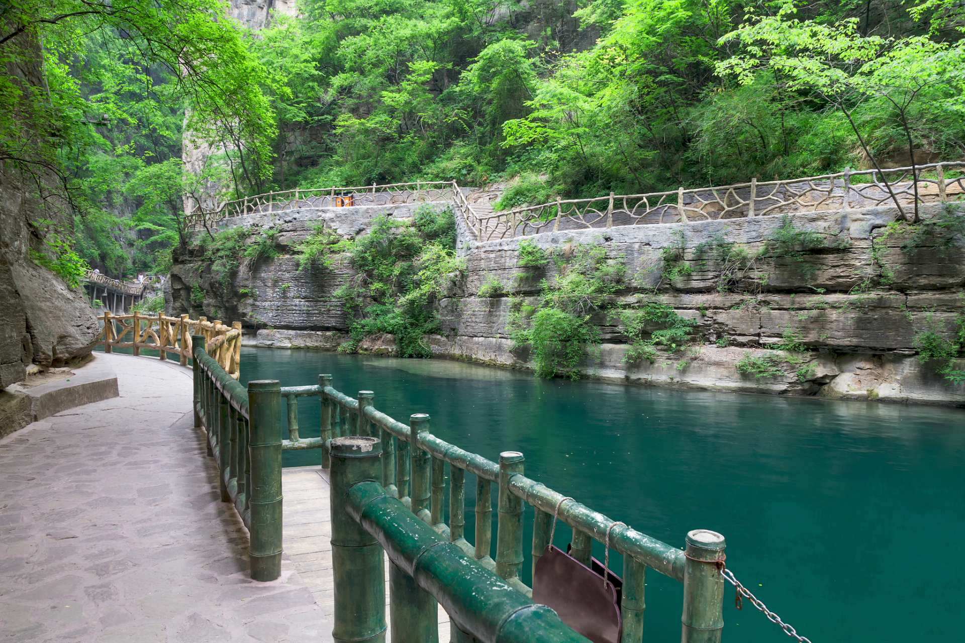 新乡八里沟景区位于河南省新乡市西北部辉县境内,地处太行山南麓,豫晋