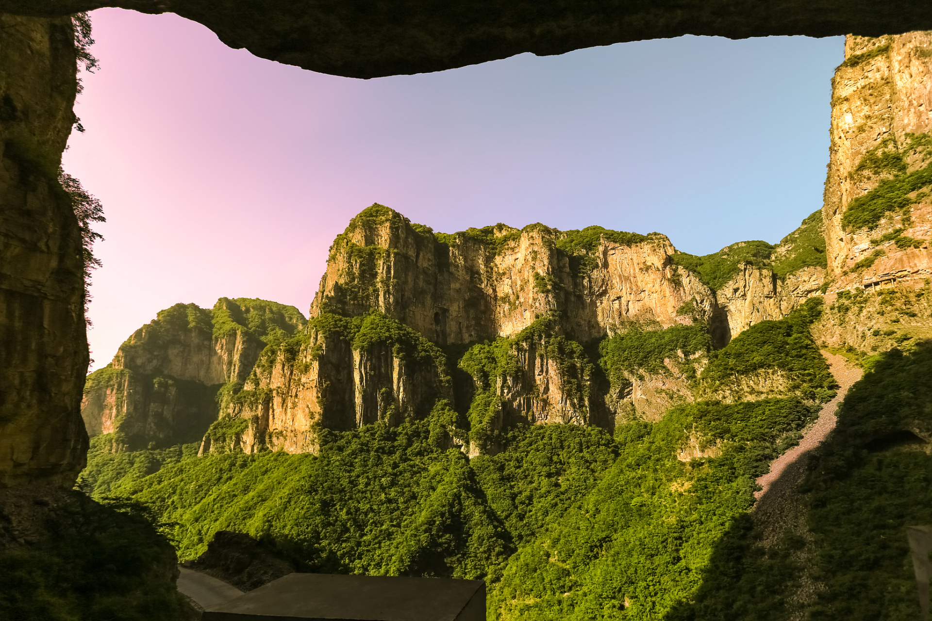 王莽岭风景区,位于山西省晋城市陵川县古郊乡境内,因西汉王莽赶刘秀到