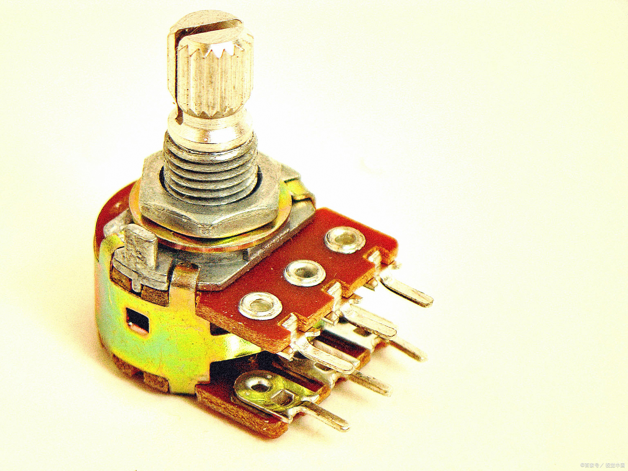 电位器三个脚怎么接线 电位器是电气控制中经常用到的元器件 但是刚刚