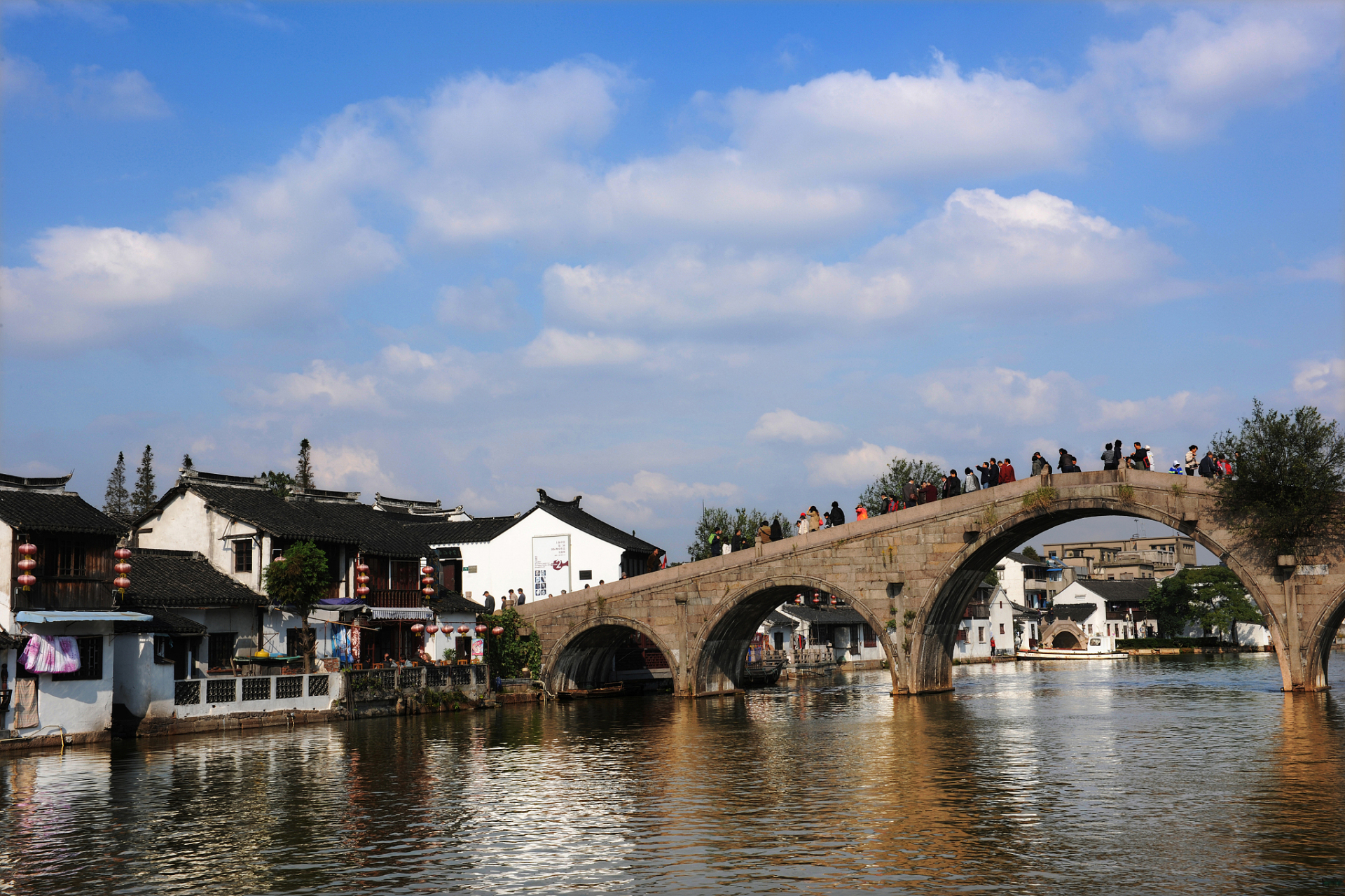 枫桥景区不仅有自然风光,还蕴藏着丰富的历史文化.