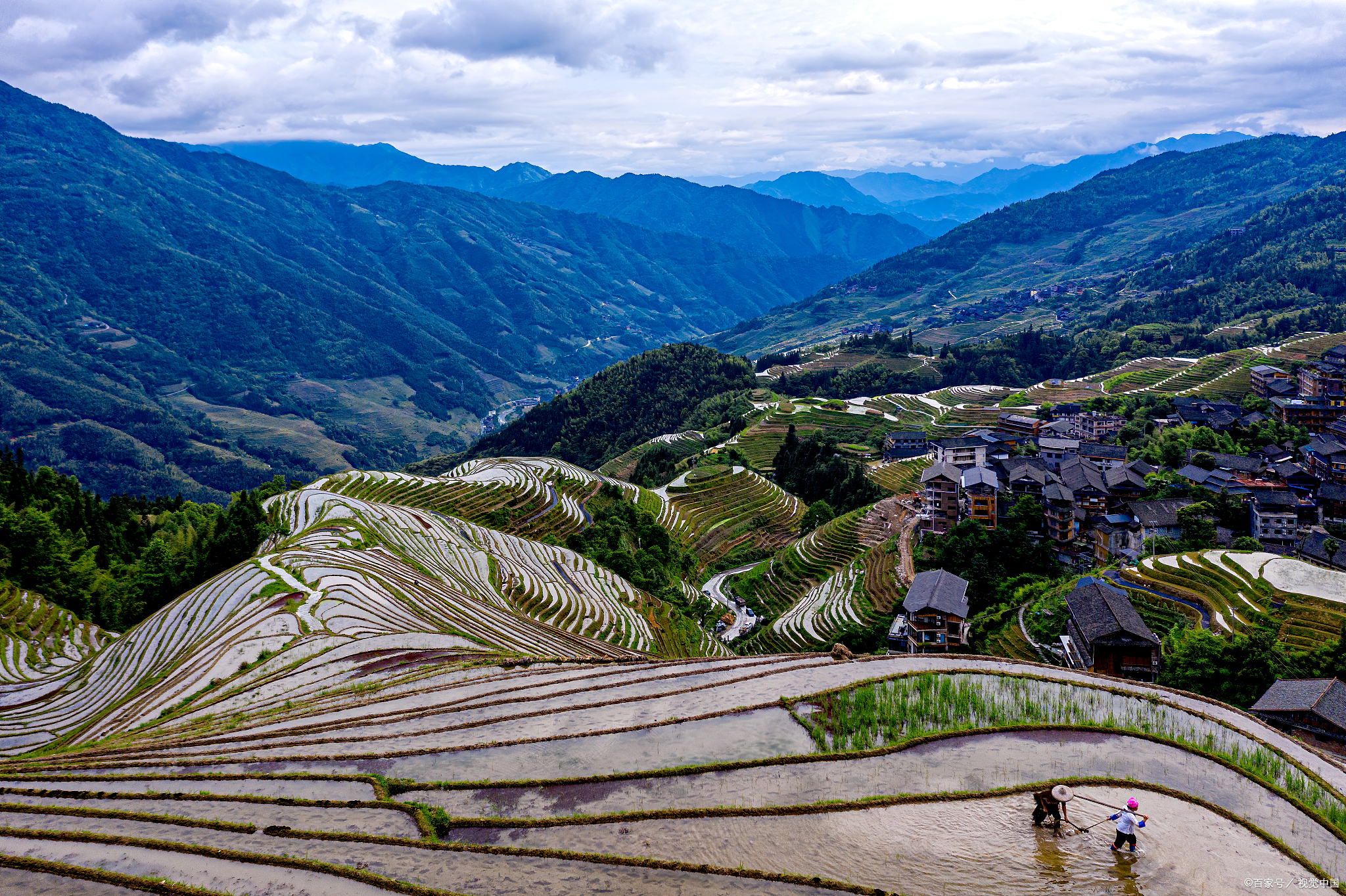 以下是三个广西旅游推荐景点:  桂林漓江风景区:作为世界上规模最大
