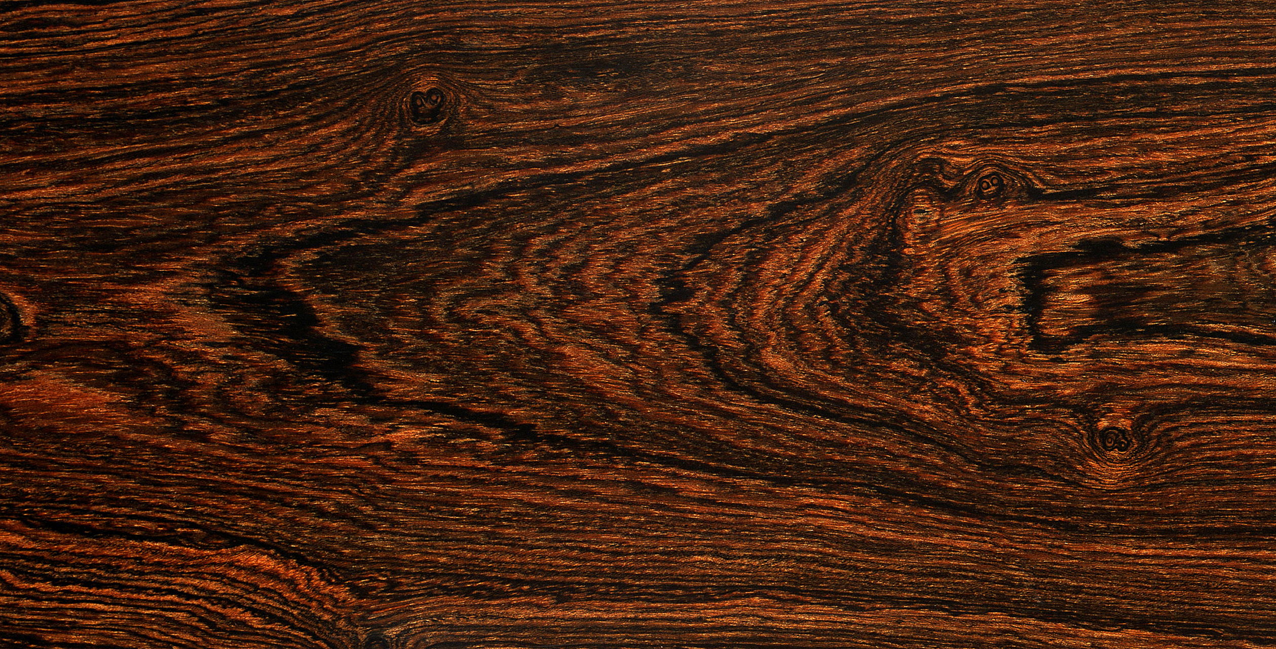 紫光檀是一种珍贵的硬木,被称为"木中之王",因其质地坚硬,色泽鲜艳