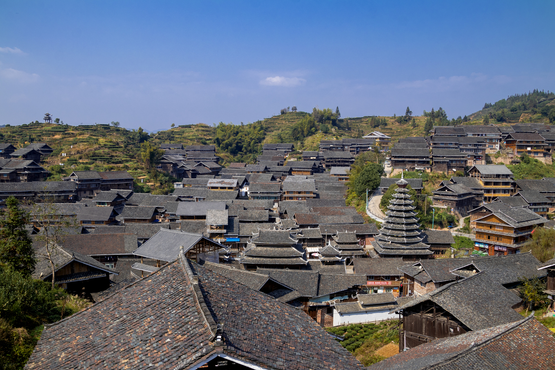 位于广西三江侗族自治县的程阳八寨景区,坐落在林溪河畔,距古宜镇19