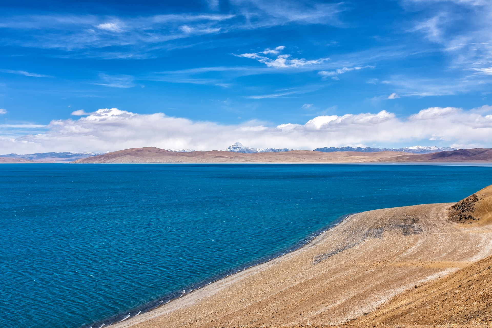 拉昂错和玛旁雍错两湖地处东西,被誉为"鬼湖"和"圣湖"之称,然而名声未