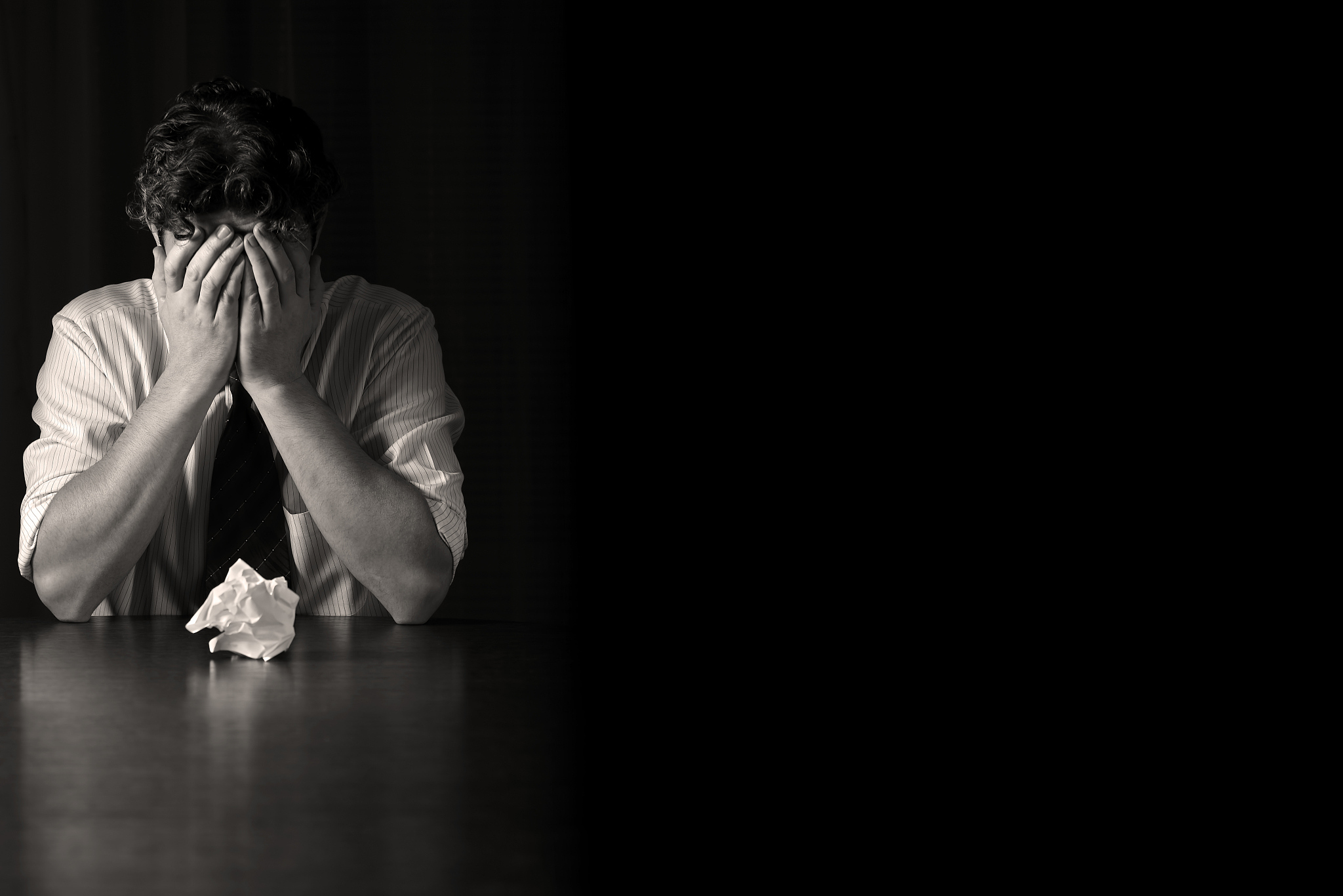 以下是10条表达伤心难过心情的句子,适合发朋友圈: 1