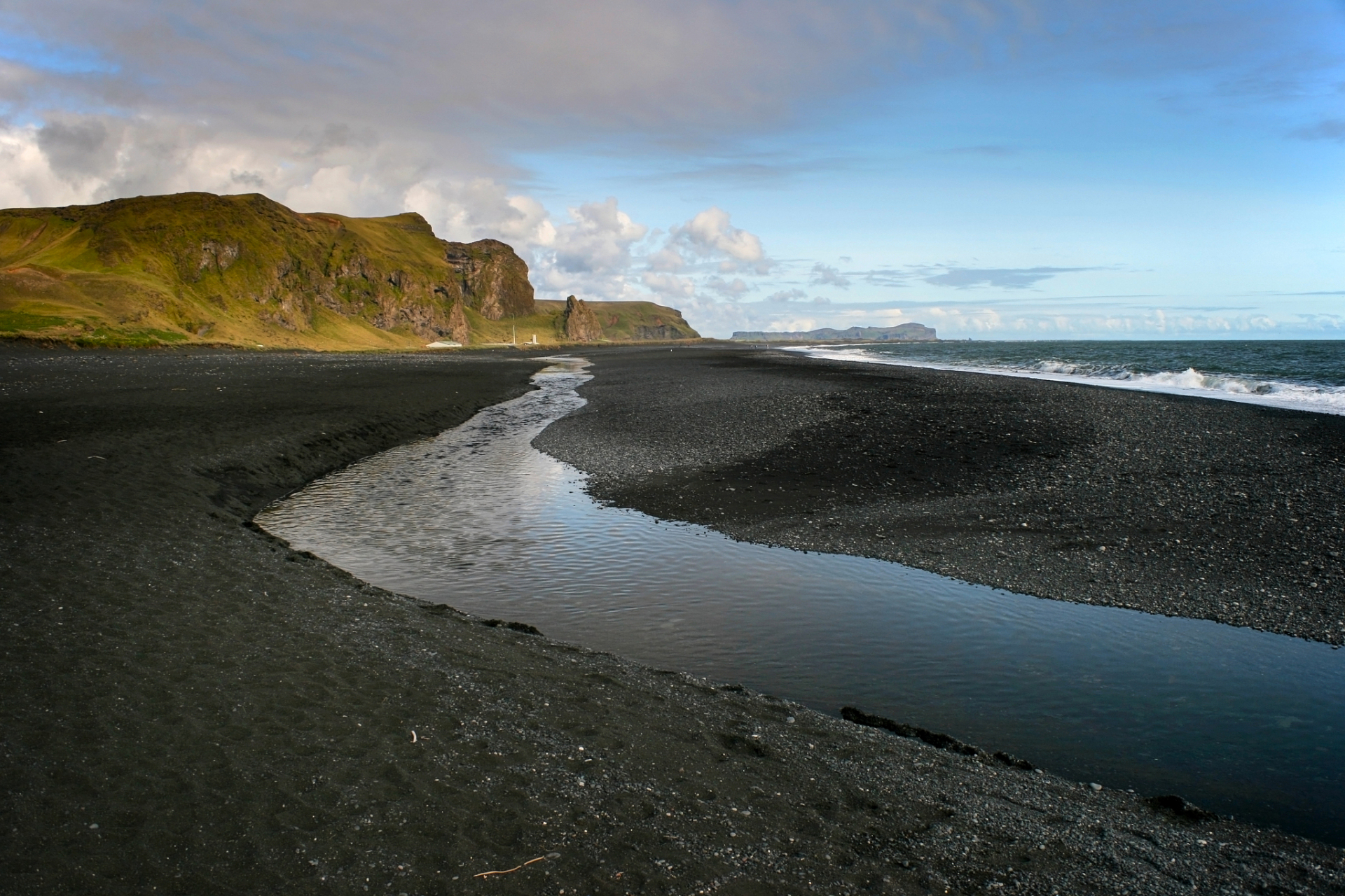 维克黑沙滩(reynisfjara )位于冰岛维克小镇附近,冰岛有许多活火山,黑