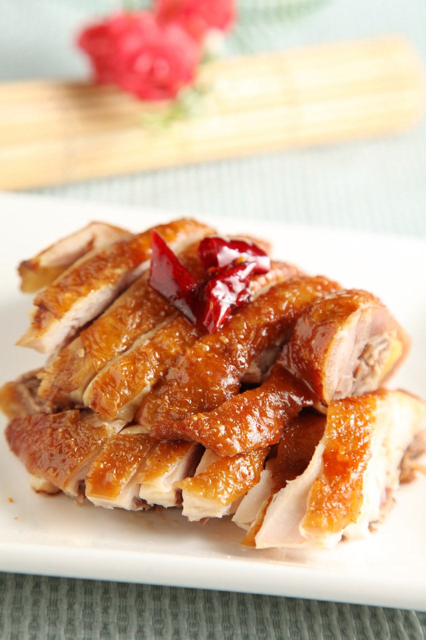 德州扒鸡,源于山东省德州市的一道美食瑰宝,亦名德州五香脱骨扒鸡,与