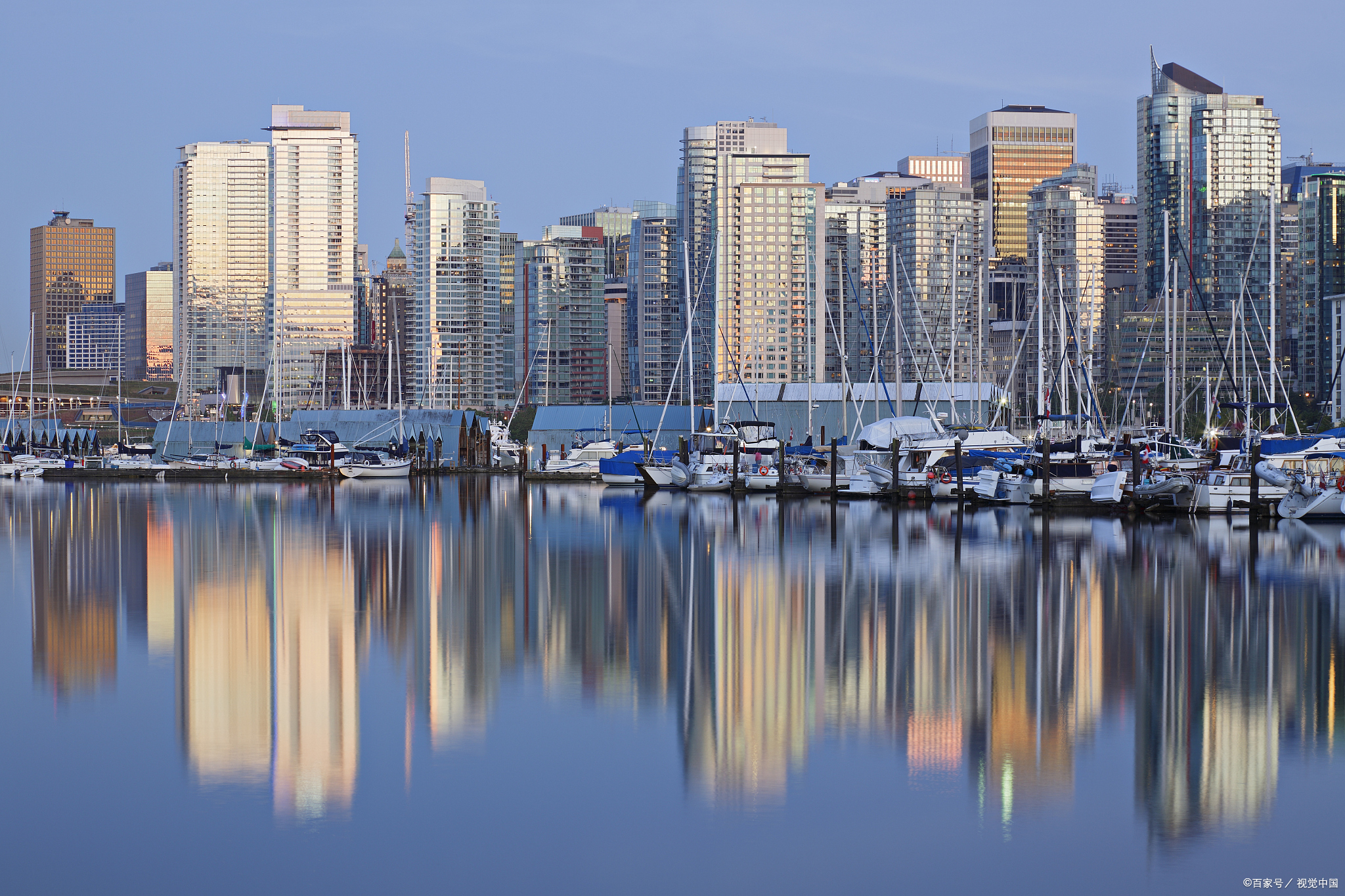 自然与景观 1 温哥华周边环绕着壮丽的山脉和海岸线.