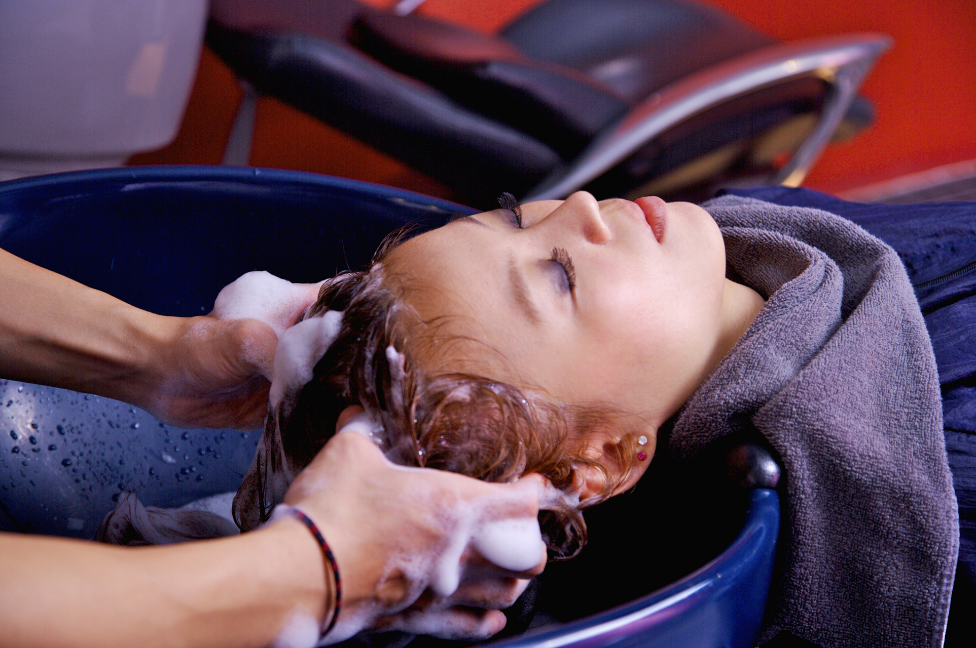 湿发:首先将头发完全湿润,确保每一根头发都被水打湿,为接下来的清洁