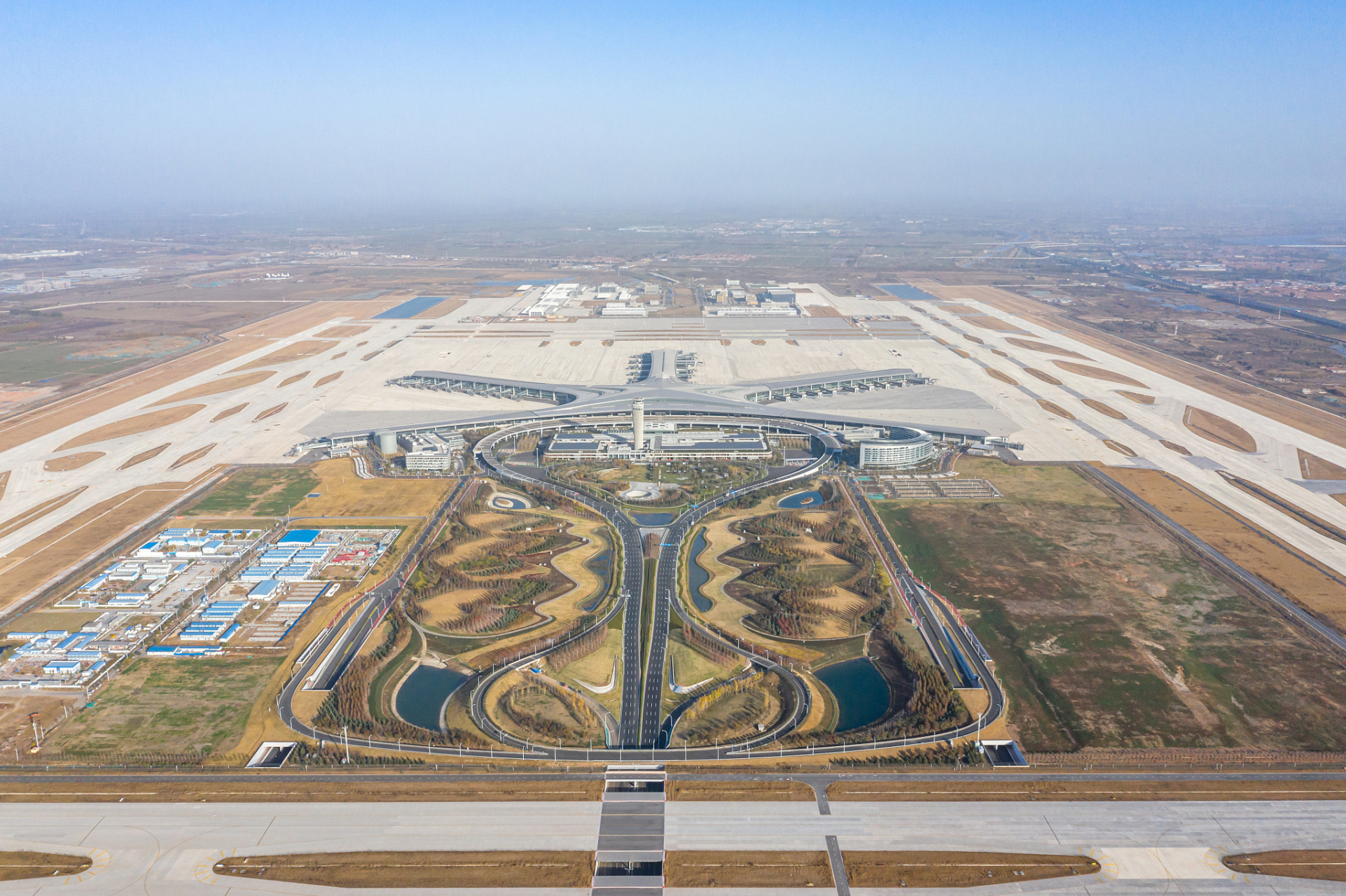 金州湾国际机场,虽然名为金州,实则位于市内的甘井子区,距离原机场