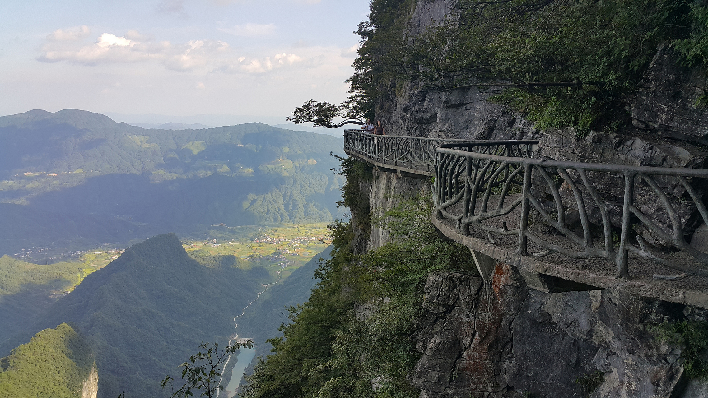 汉中龙头山景区位于陕川交界处米仓山主梁汉中市南郑区小南海镇境内