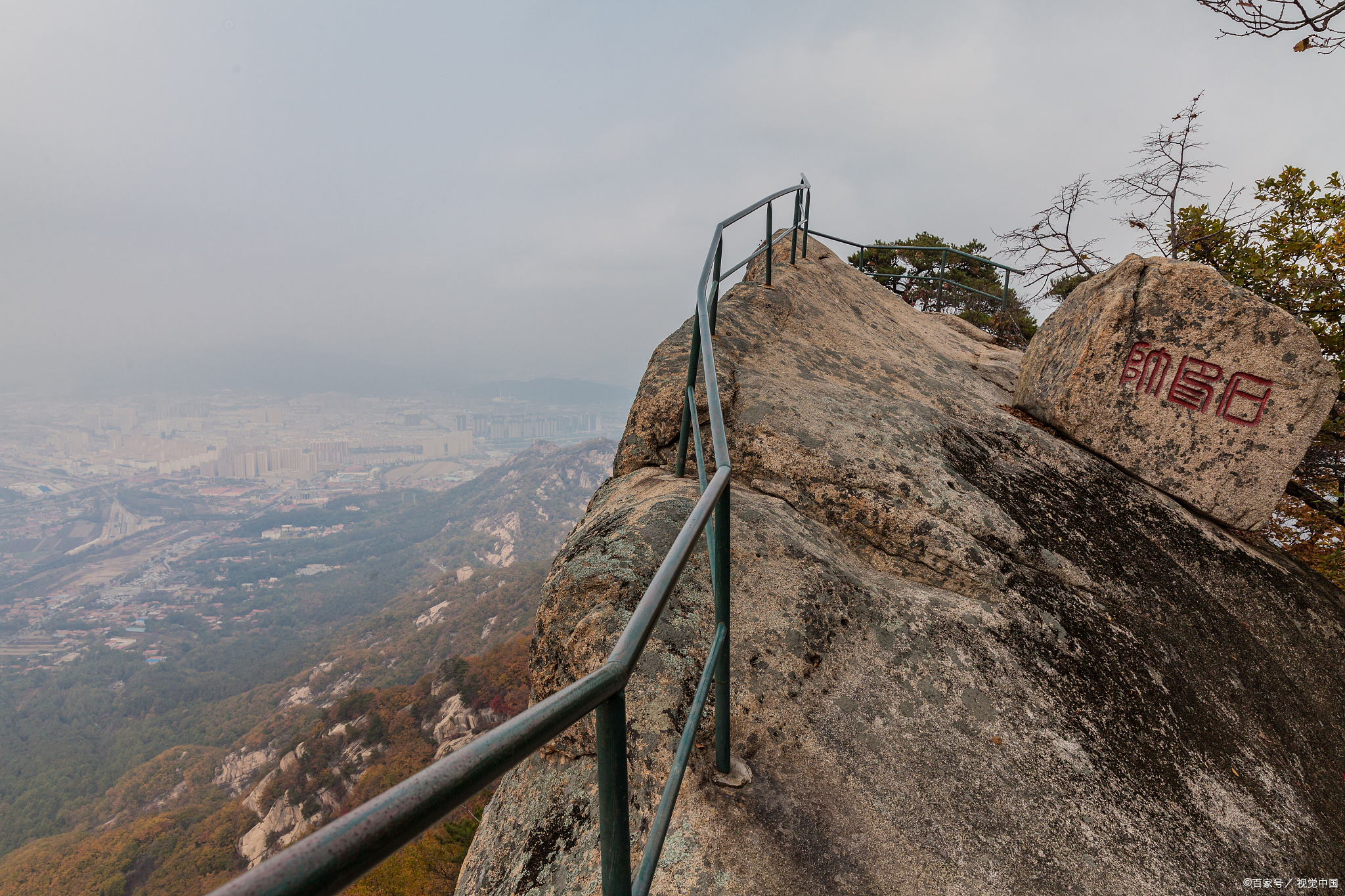凤凰山景区以其独特的自然风光和丰富的旅游资源吸引了大量游客,成为