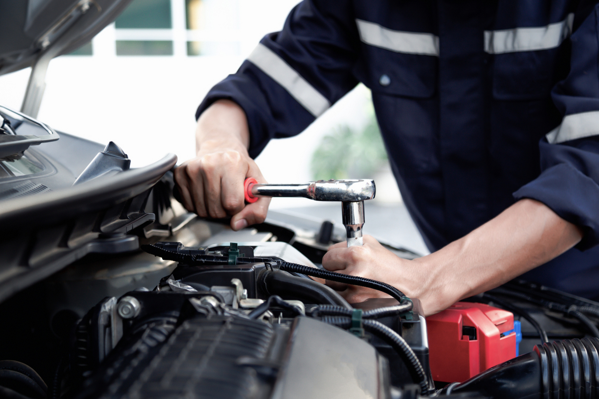 汽修工职业前景广阔,新能源汽车市场增长带来新机遇,需提升技能水平和