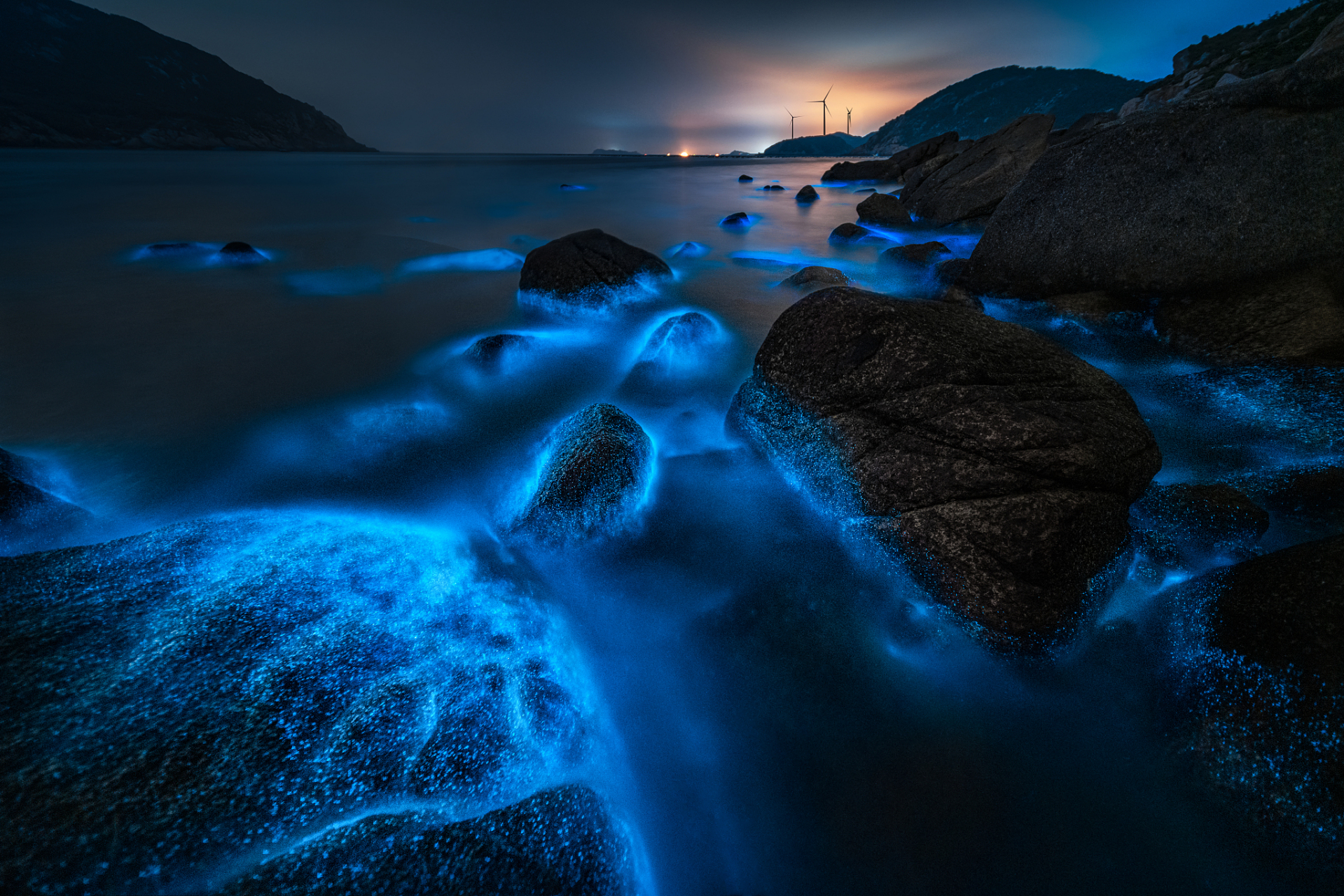 的观众们,今天我们要来探讨一个充满神秘与浪漫的话题——荧光海滩