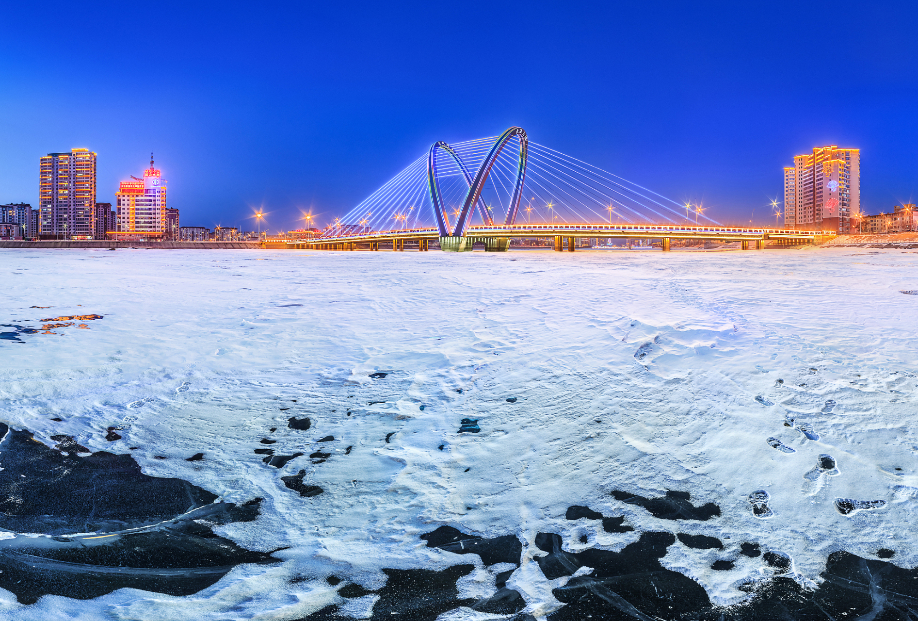 海河的冬天,寒风呼啸,江水凝冻 灰蒙蒙的天空,白茫茫的河面 掀起阵阵