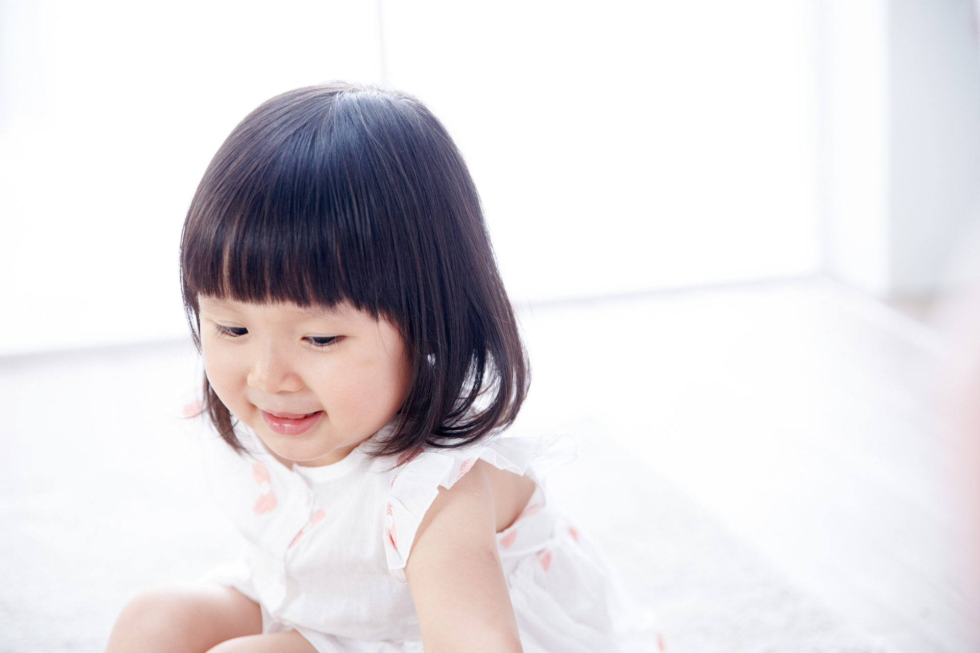 小女孩短发造型百变,齐肩,波纹短卷发都可爱到炸裂!