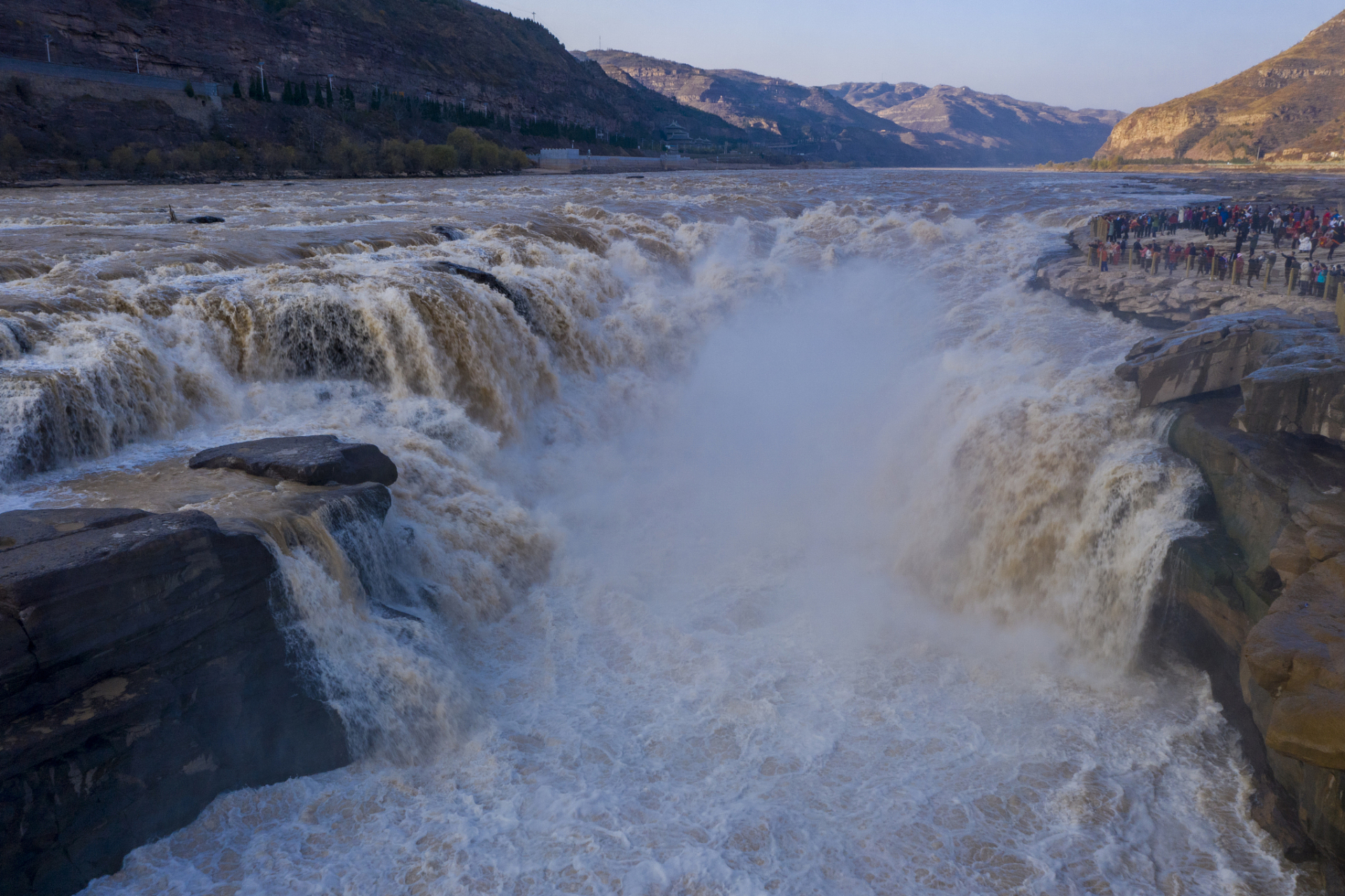 在黄河岸边,你可以感受到大河奔腾的磅礴气势,领略到齐鲁大地的雄浑与