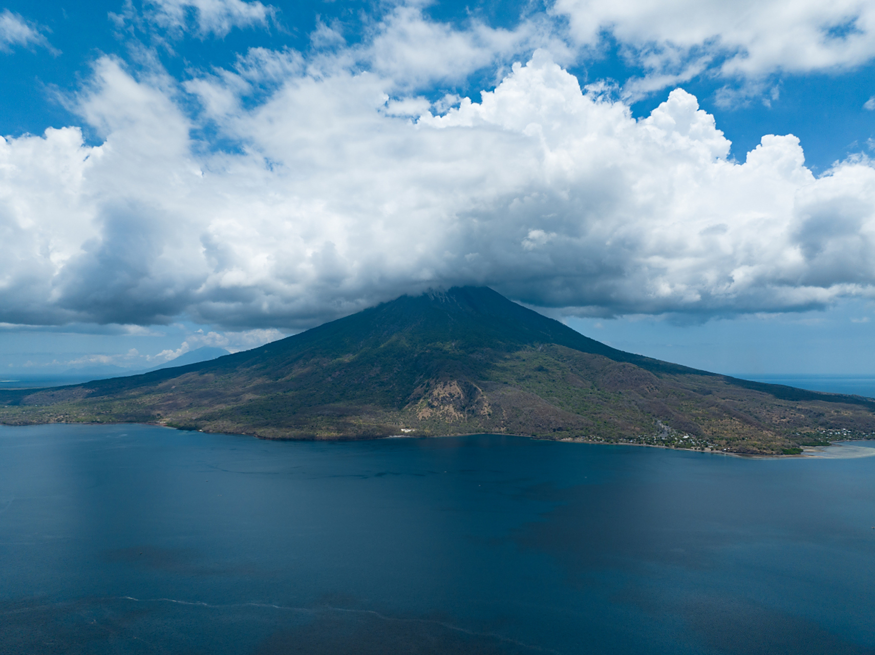 马荣火山在菲律宾的吕宋岛上,山体呈圆锥形,美丽而迷人.