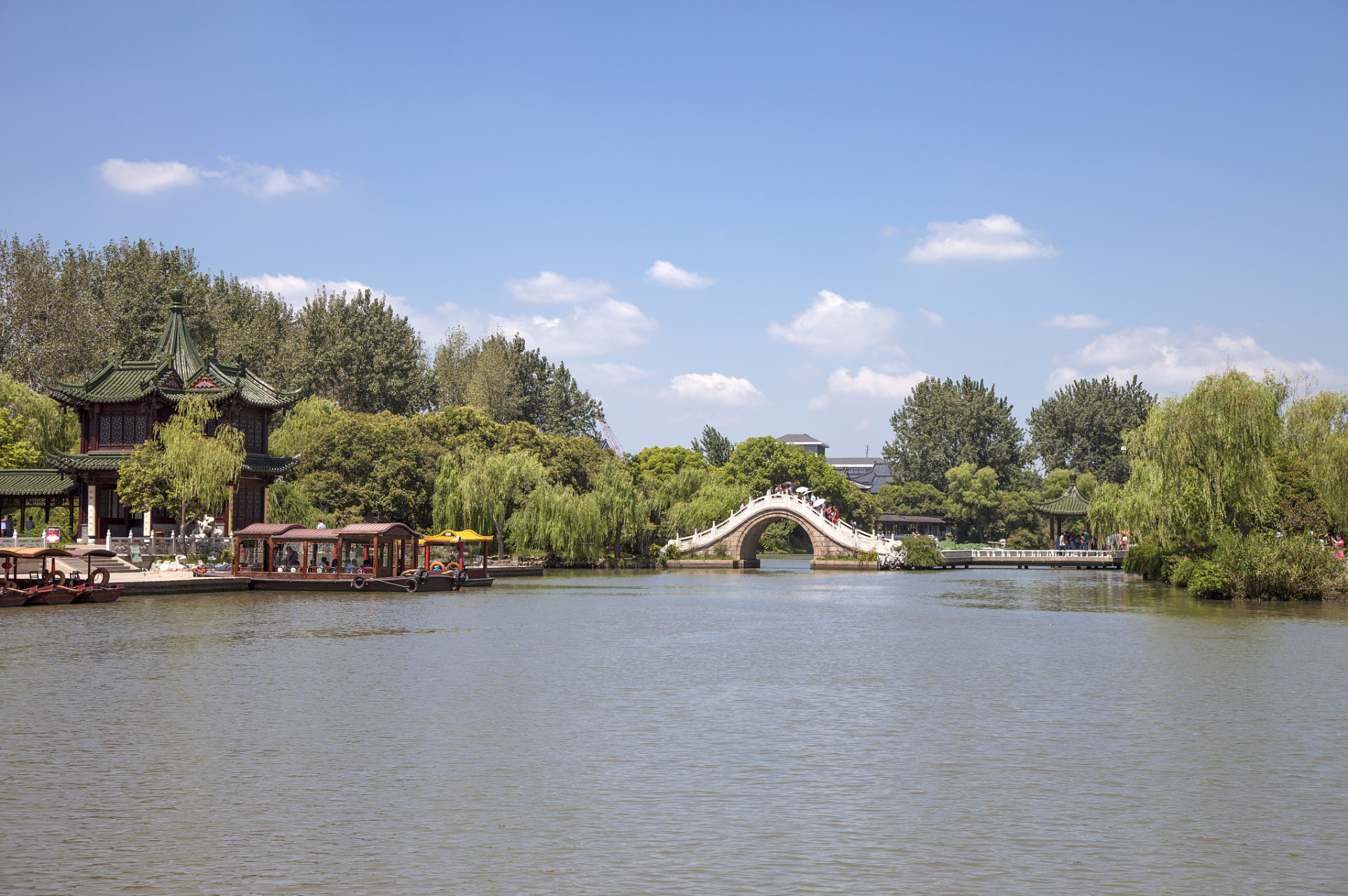 瘦西湖(slender west lake)原名保障湖,位于江苏省扬州市城西北郊,总