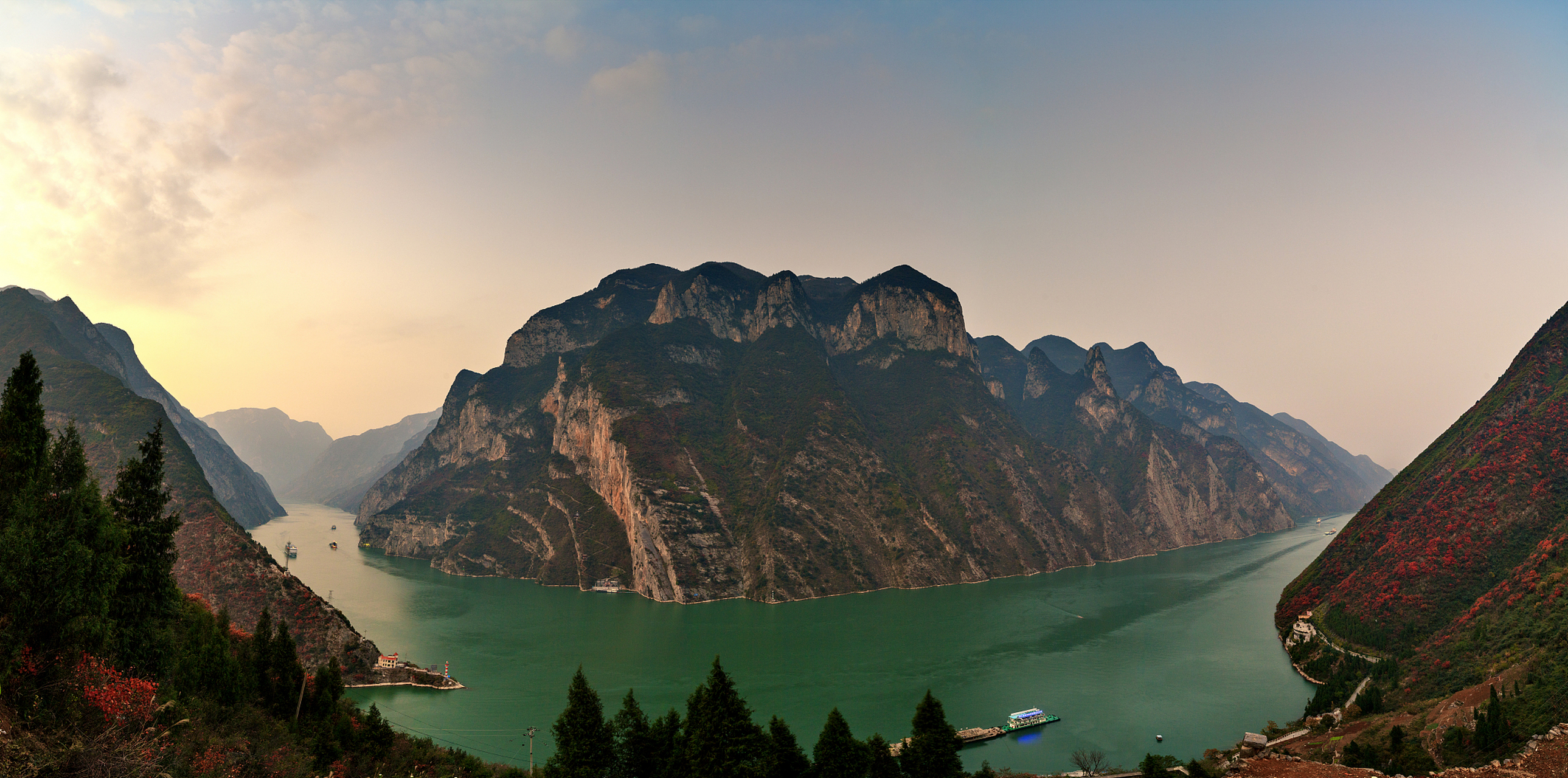 长江三峡巫峡,云雾缭绕——重庆  首先来说说这里特有的自然风光.