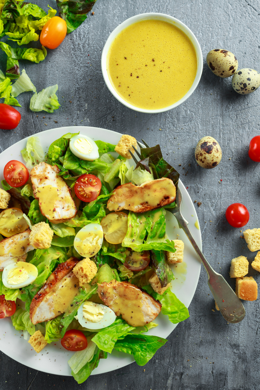 凯撒沙拉汁是一种经典的沙拉调味汁,以下是配方及制作方法:  配料