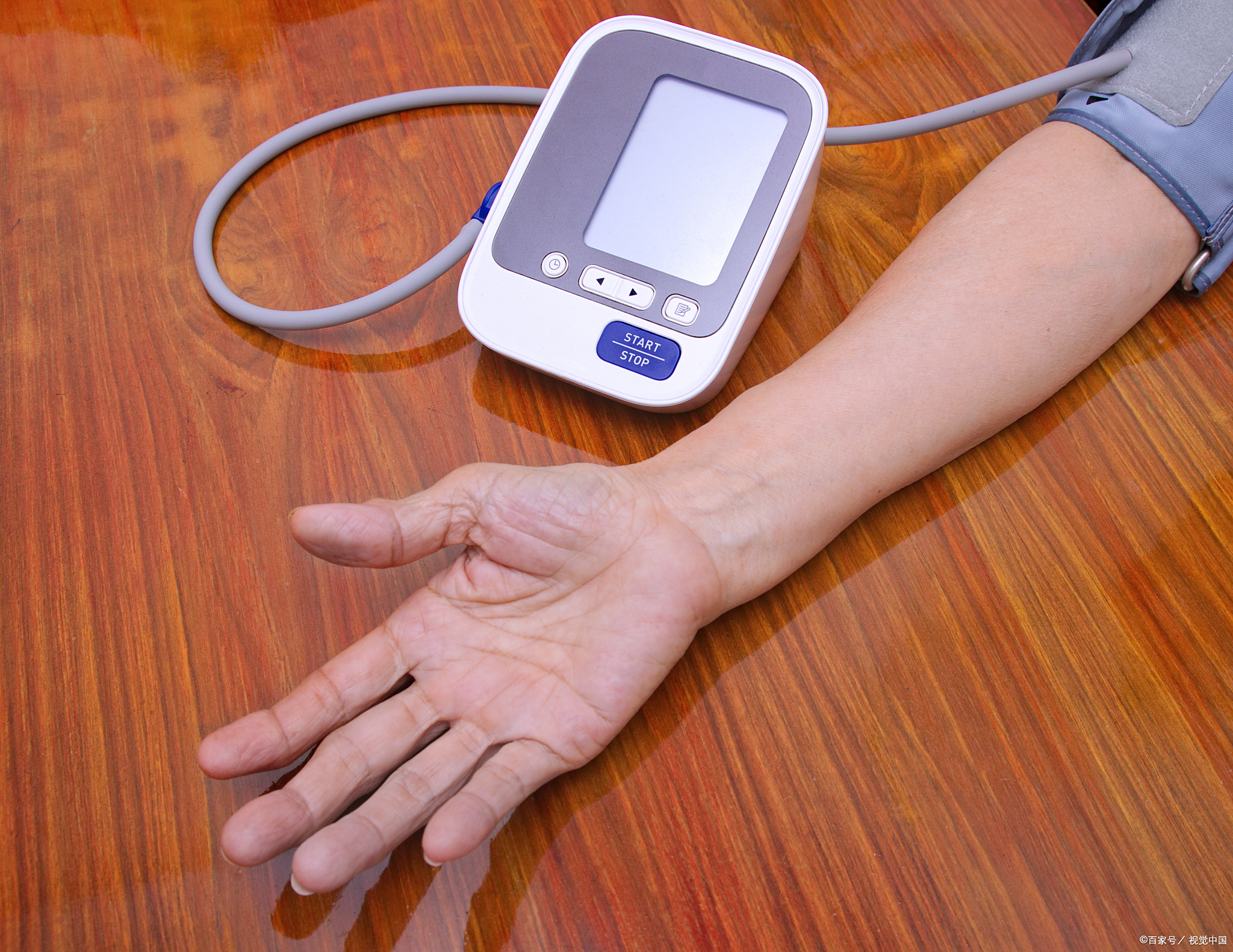 首先,抖 血压直接测量图片血压仪查的是哪个血管中心动脉压拭用