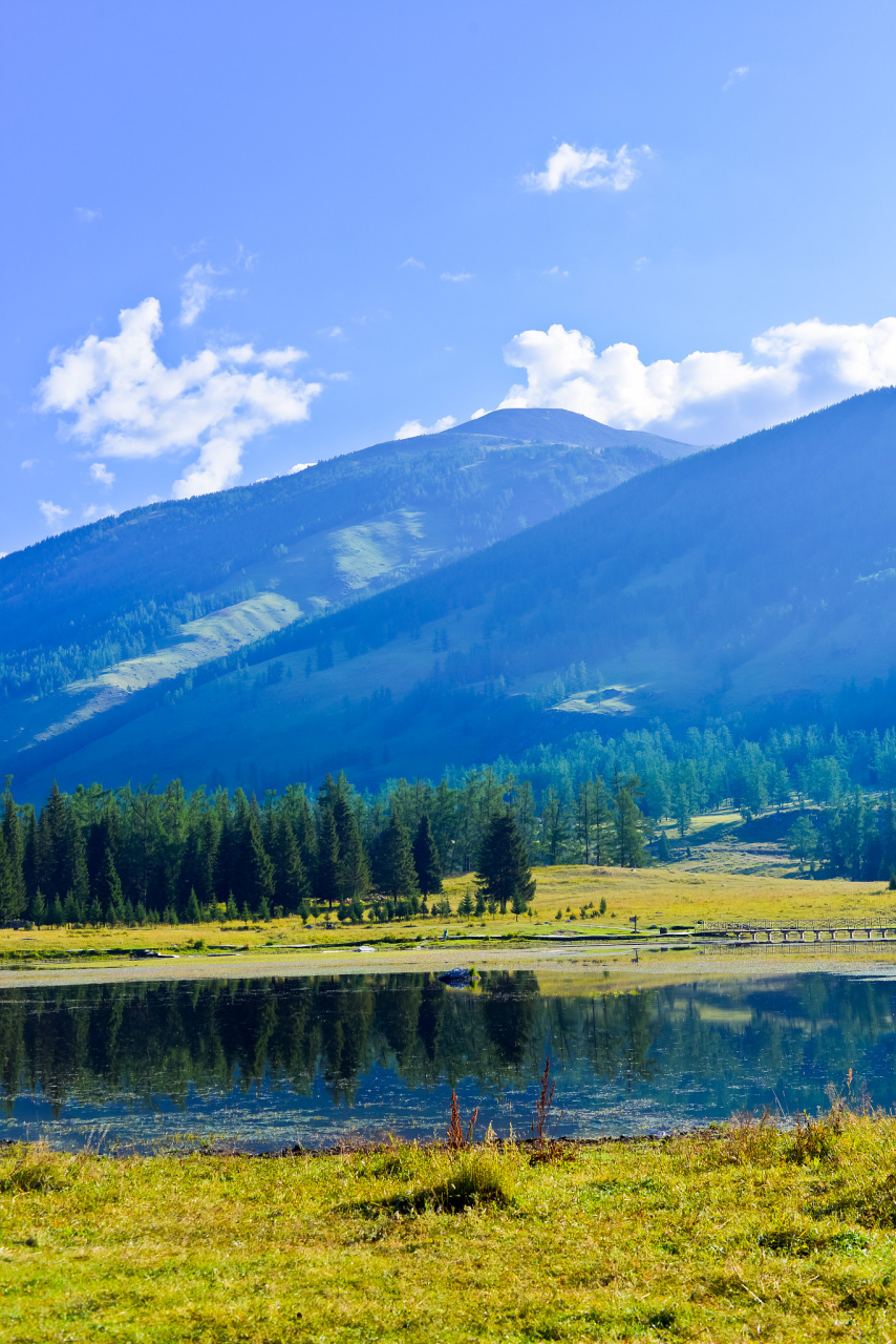 新疆喀纳斯景区是中国最美丽的自然风景区之一,位于新疆阿尔泰山中段