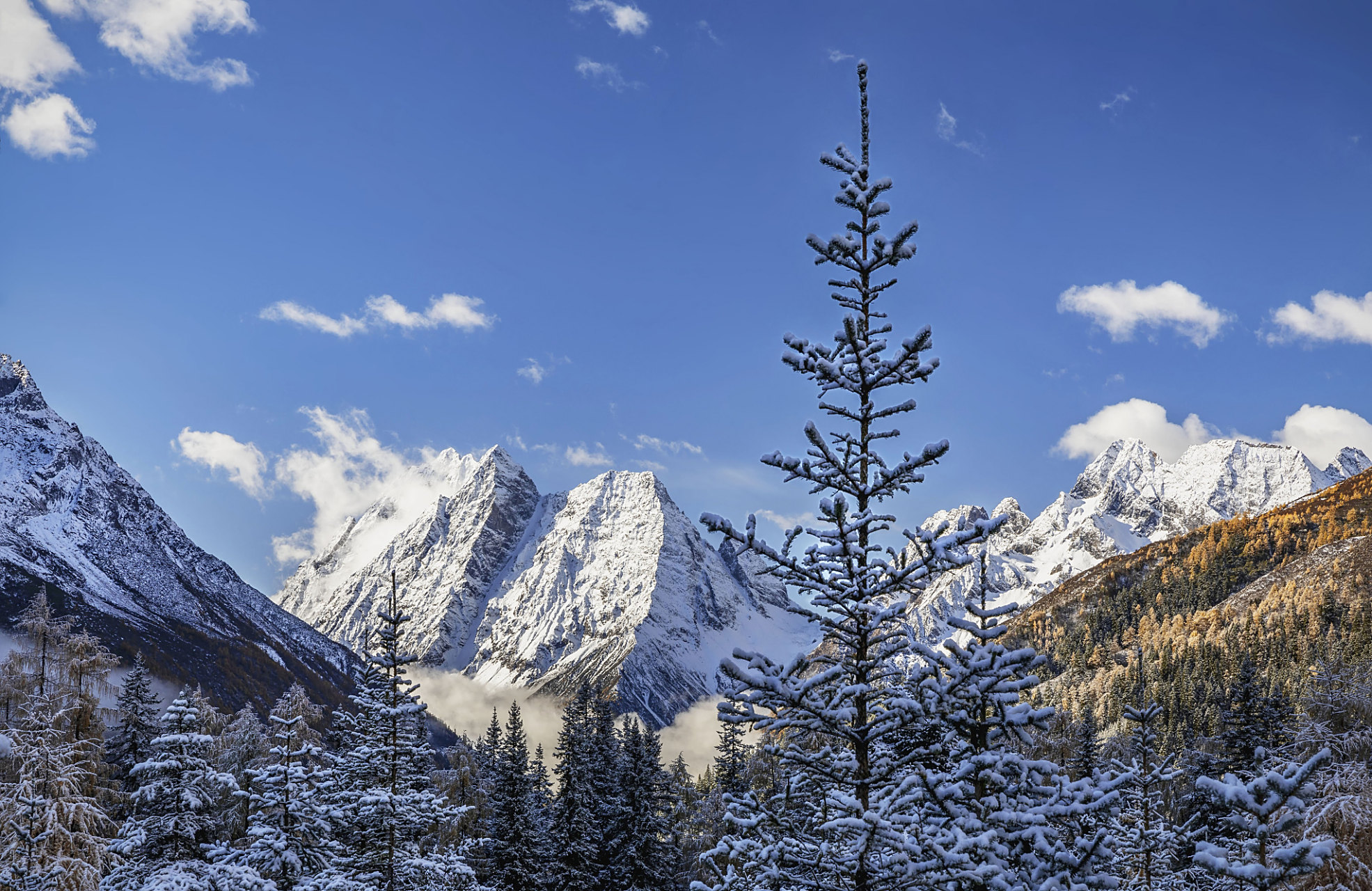 观春日水墨的党岭雪山,游天水一色的甲依拉措,叹鬼斧神功的弥勒玉佛