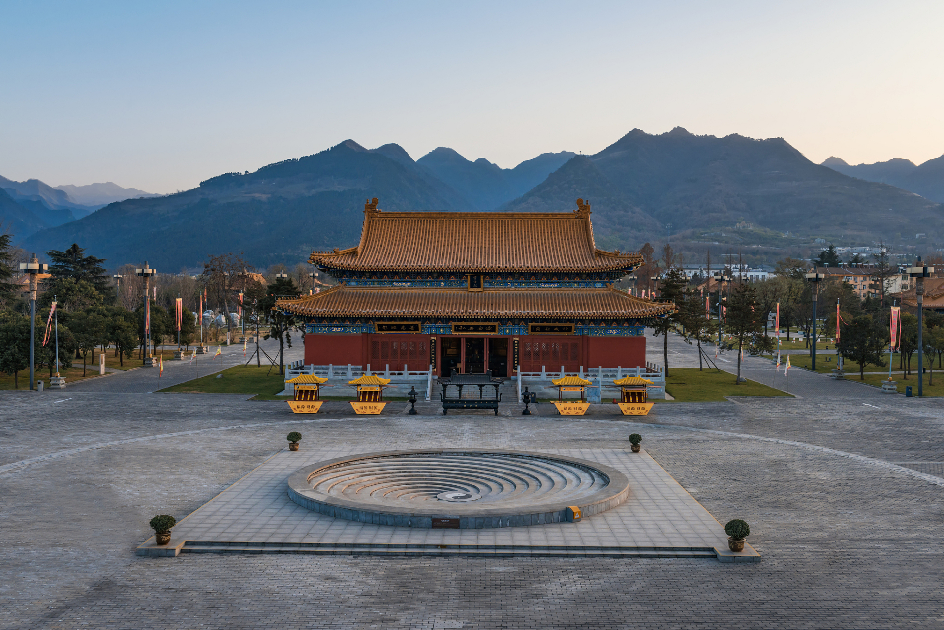 楼观台关台位于终南山北麓,距离西安市周至县城东南15公里处,距离西安