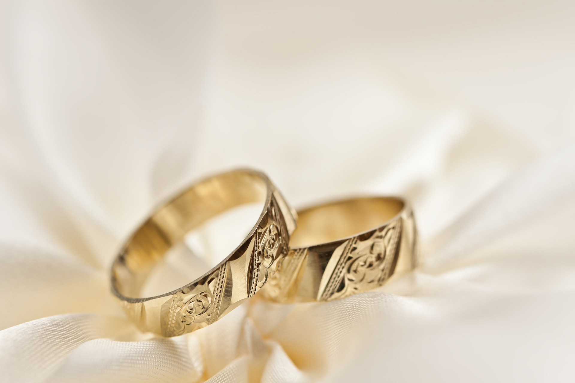 求婚戒指,对戒和护戒各有不同含义和戴法,承载着新人之间的深情厚意和