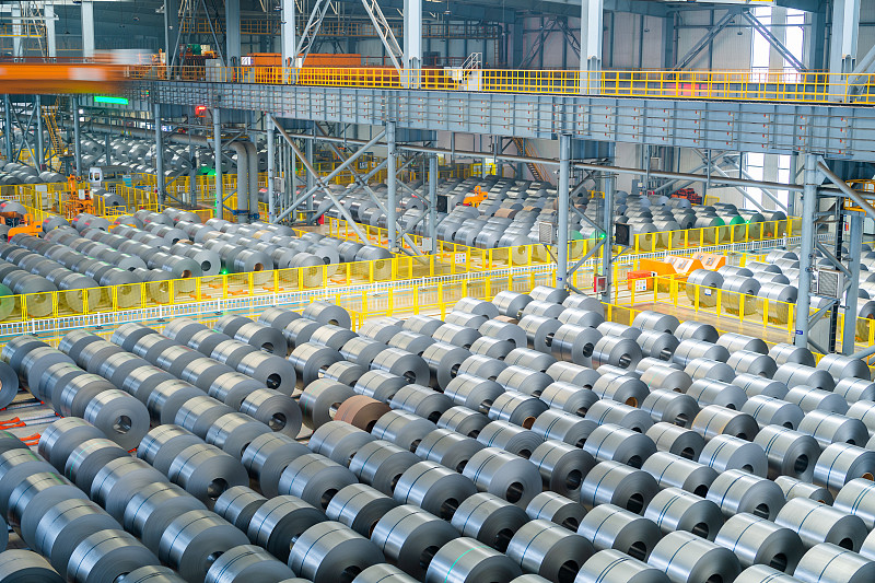 "仓库里的钢材堆积如山,食品货架却空空如也"