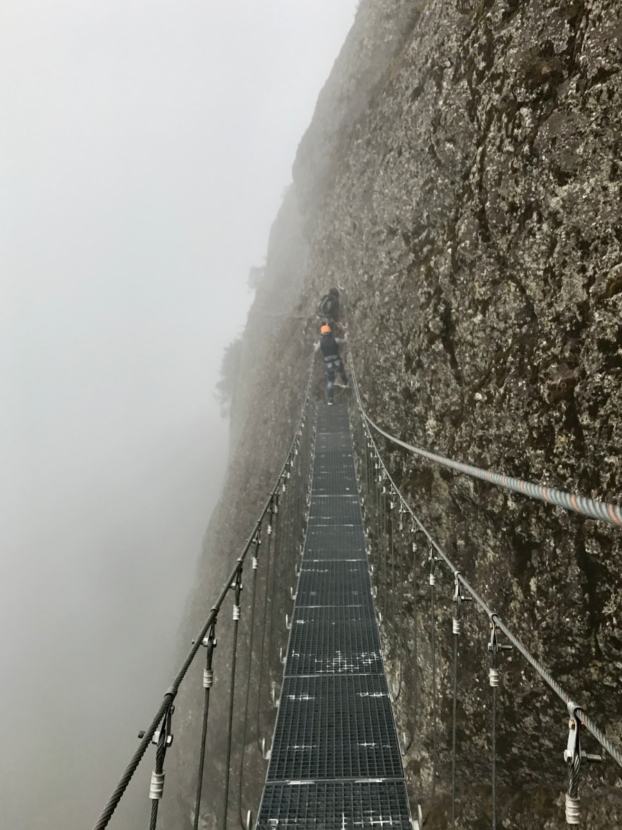 陕西·华山  华山金锁关,一处矗立在峭壁之上的险峻隘口,仿佛是大自然