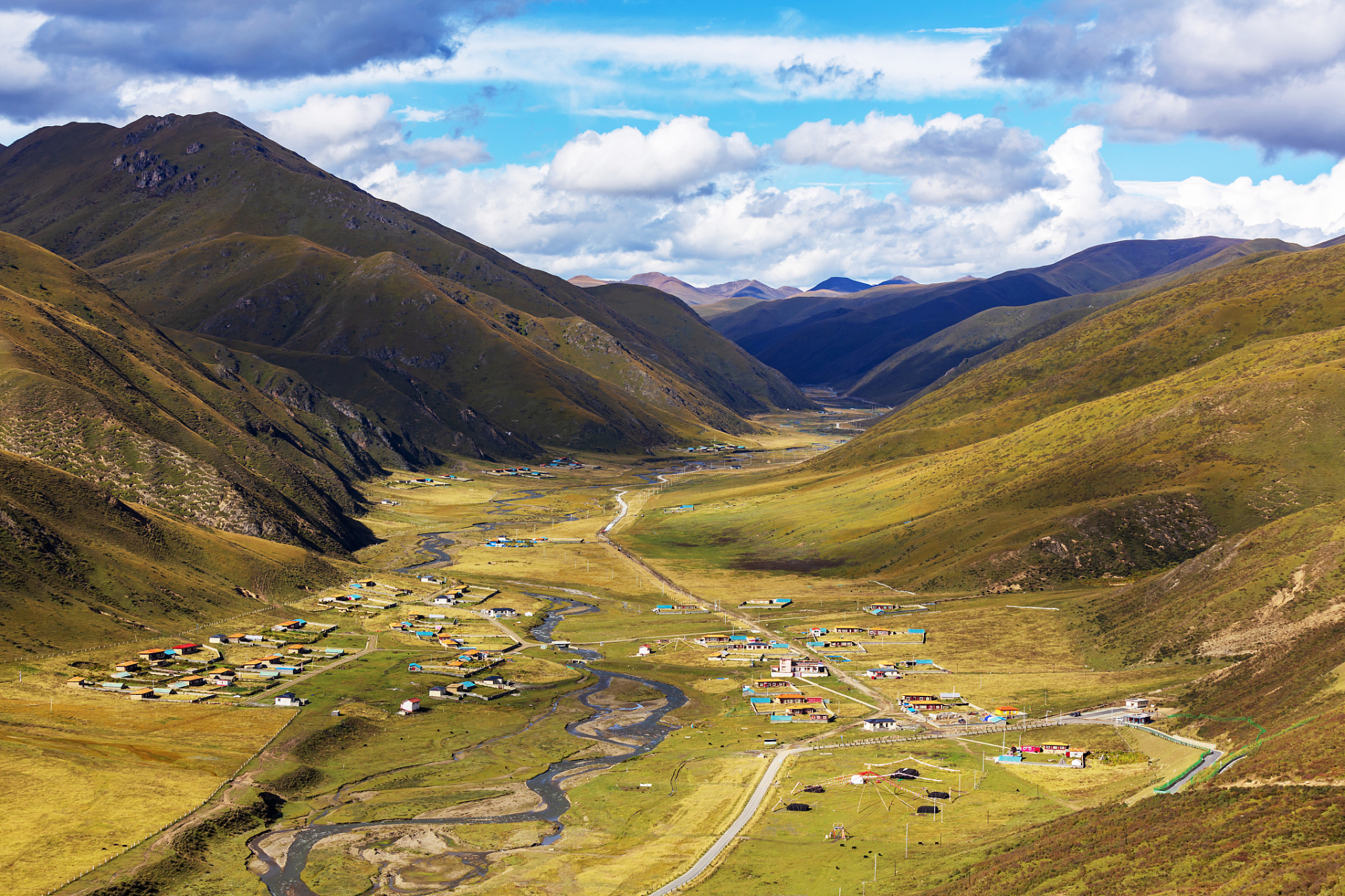 川西藏区充满神秘和神奇,您可以领略到高原上的宽广和壮丽.