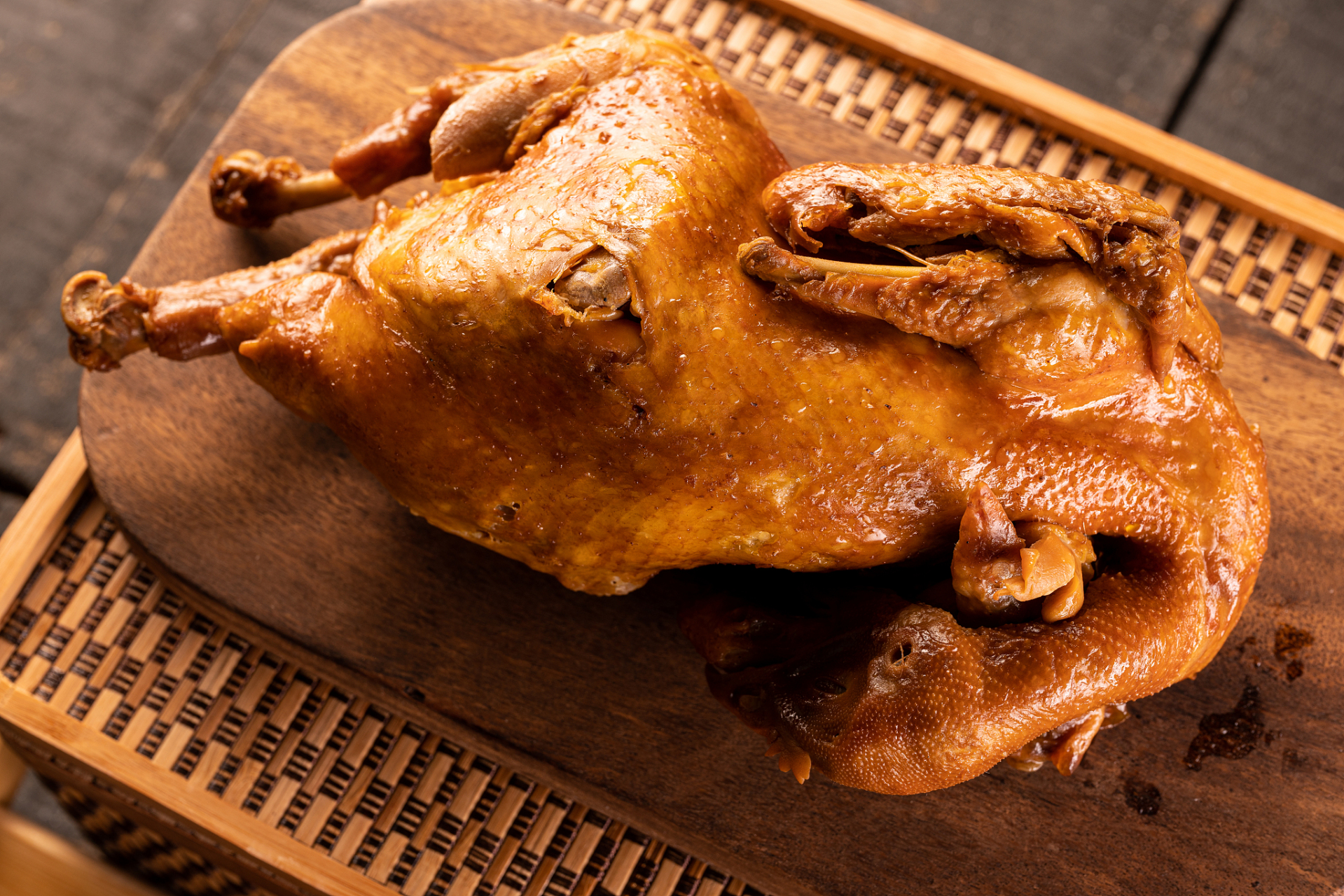 安徽符离集烧鸡,符离集烧鸡是安徽省宿州市埇桥区的特色传统名菜,因原