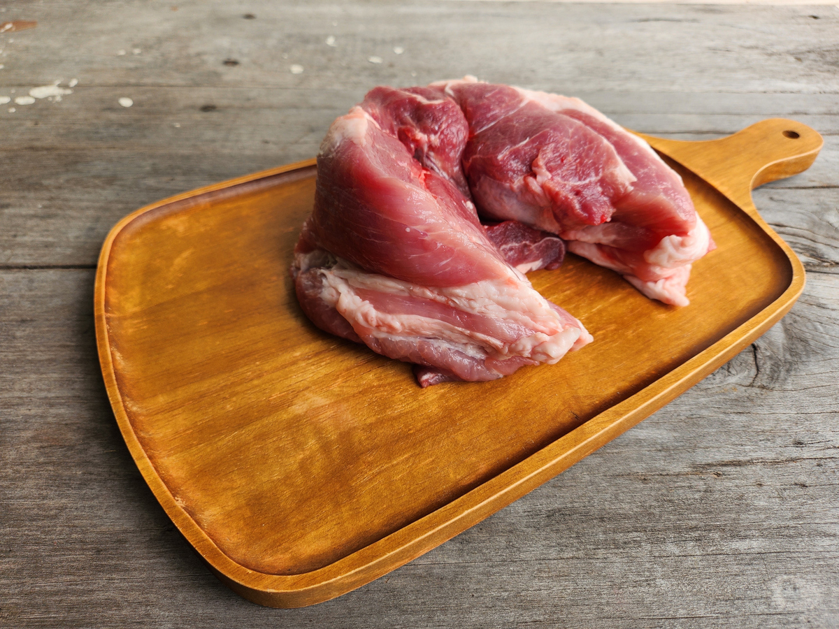 嫂子回娘家给我拿回来一大块猪肉,嫂子说这是农村土猪肉,吃起来非常