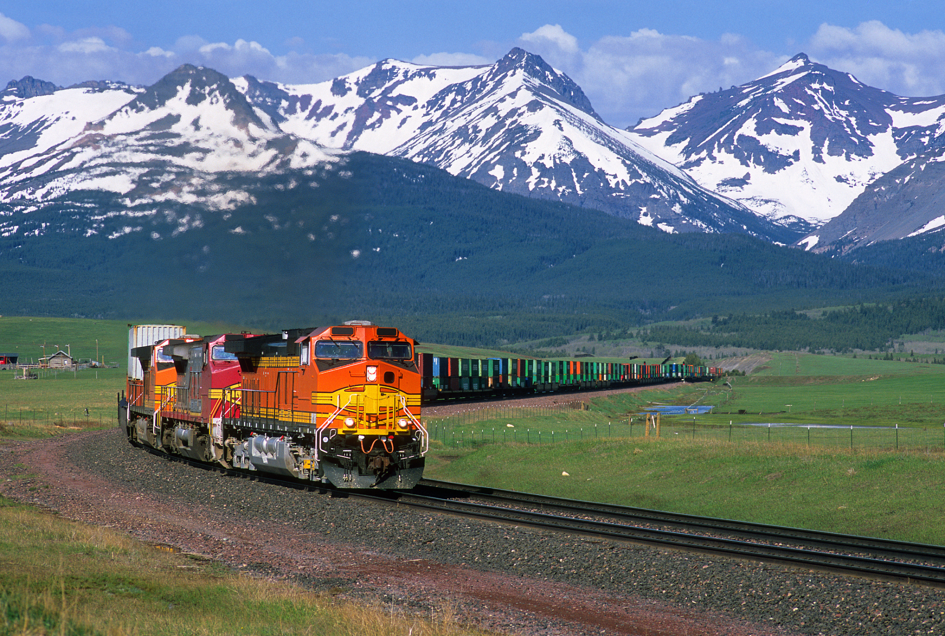 新疆旅游专列火车攻略路线  新疆旅游专列火车攻略路线一般包括以下几