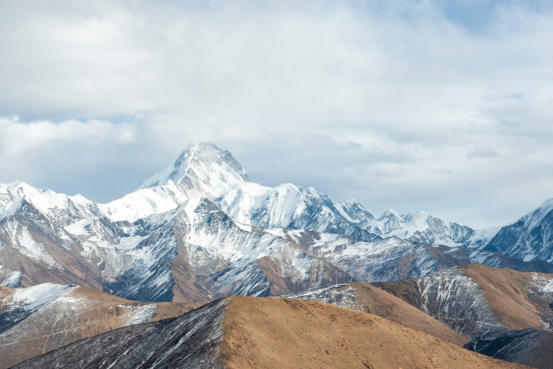 巴颜喀拉山脉位于青海中部偏南,旧称巴颜喀喇山,意为"富饶青(黑)色的