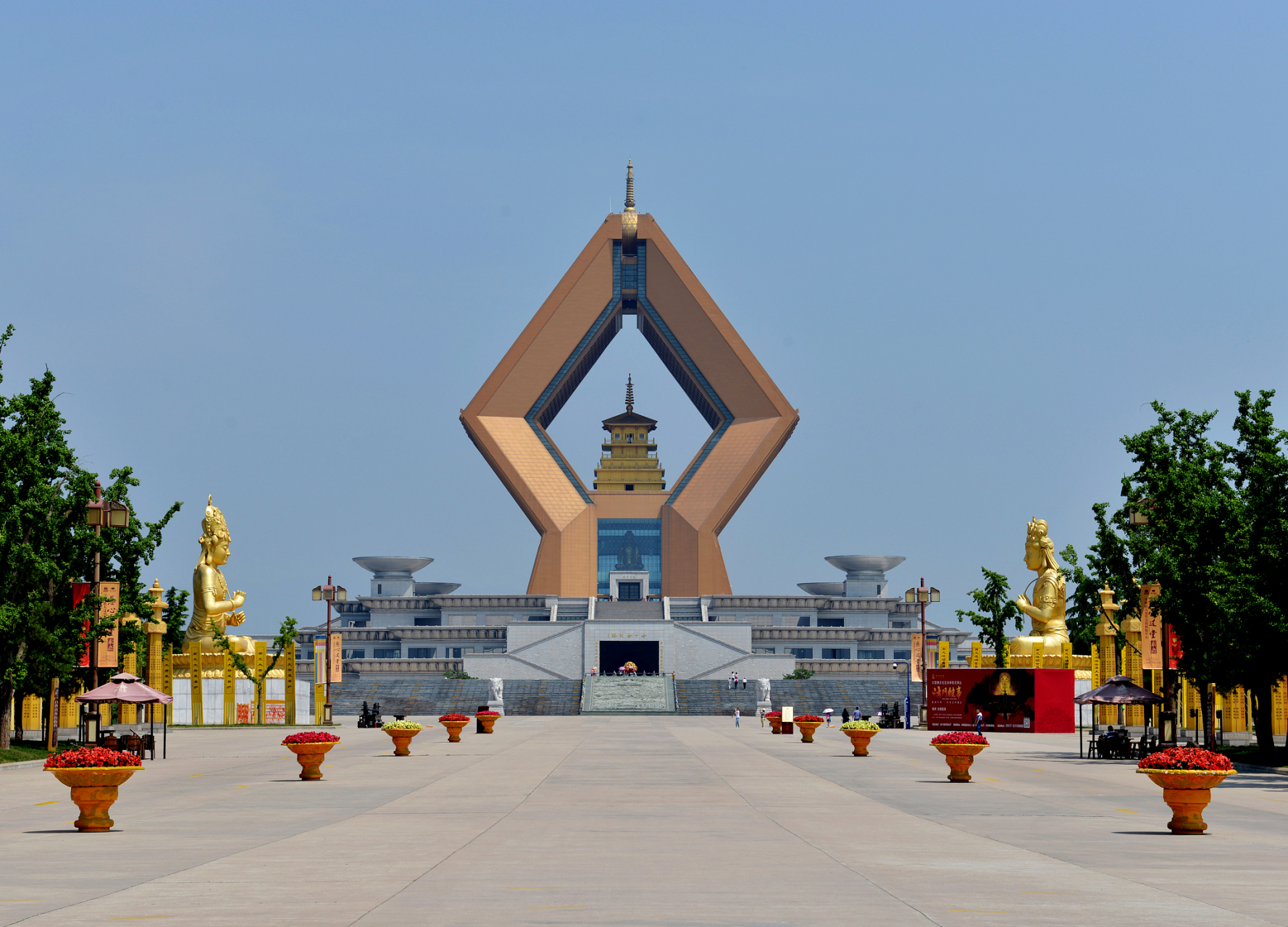 西安法门寺,一座历史悠久的佛教圣地,距离西安市区约120公里,2小时