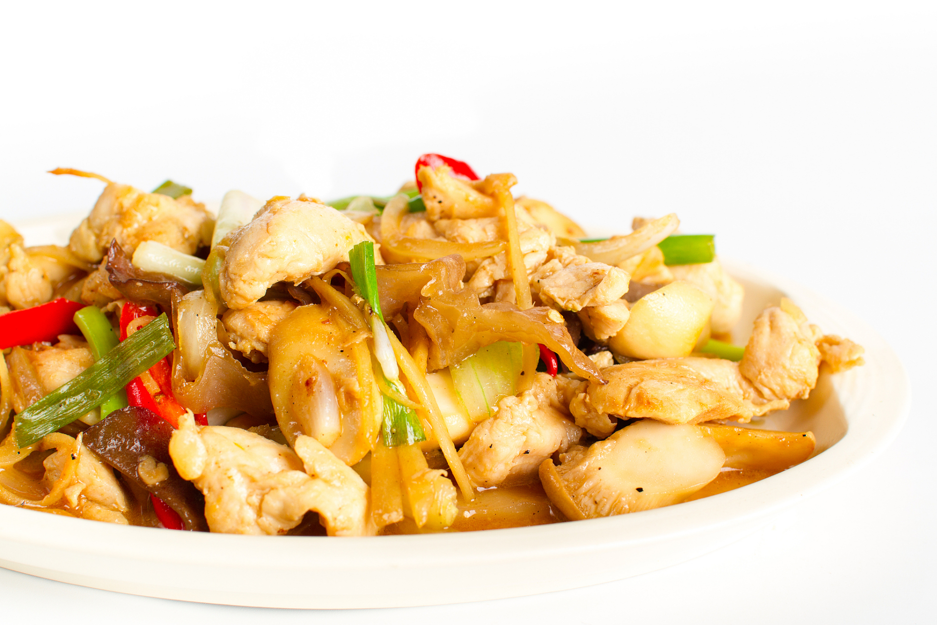 爆炒螺片可以用大葱丝也可以用黄瓜片,都能提升菜肴的口感层次.