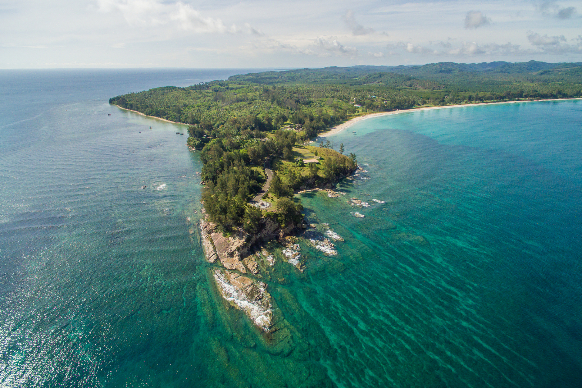 一渡轮在印尼苏拉威西岛附近沉没 据当地媒体报道,当地时间24日,一艘