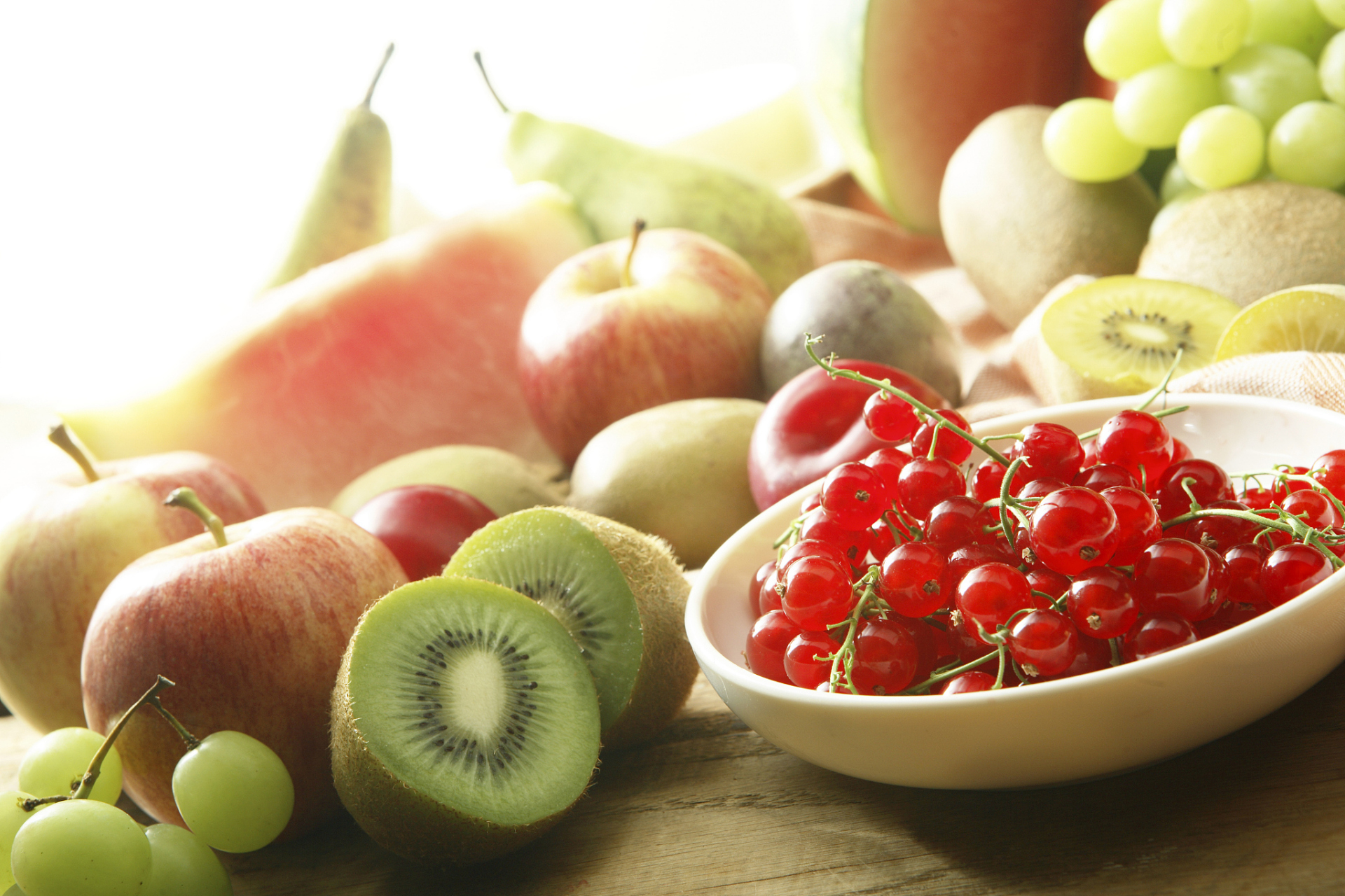 适合冬季吃的三种水果如下:   梨.