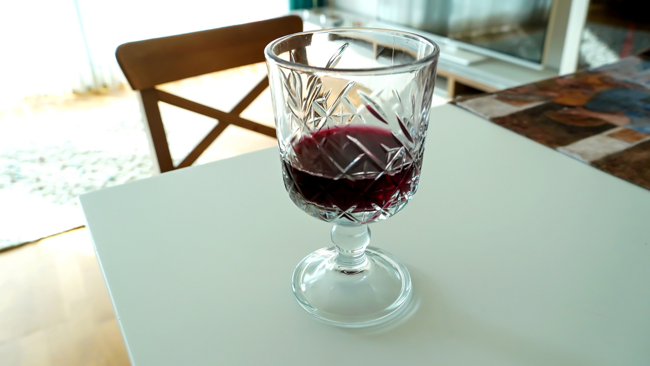 酒能撩拨我们内心深处的情感与思念,让我们心甘情愿