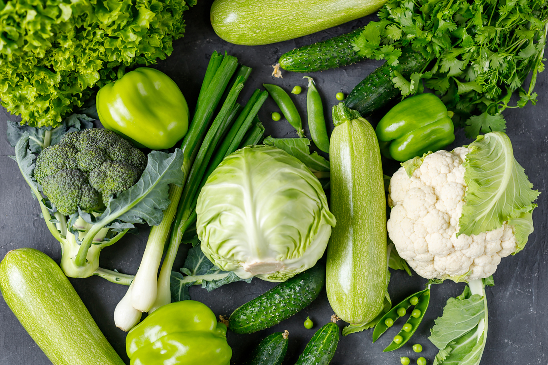 参与"社区农场蔬菜采摘"活动, 在劳动中收获绿色的健康.