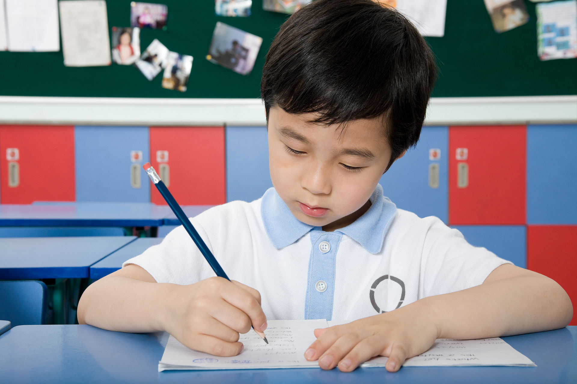 什么是青少年儿童正确的读写姿势? 保持三个距离:一尺,一拳,一寸.